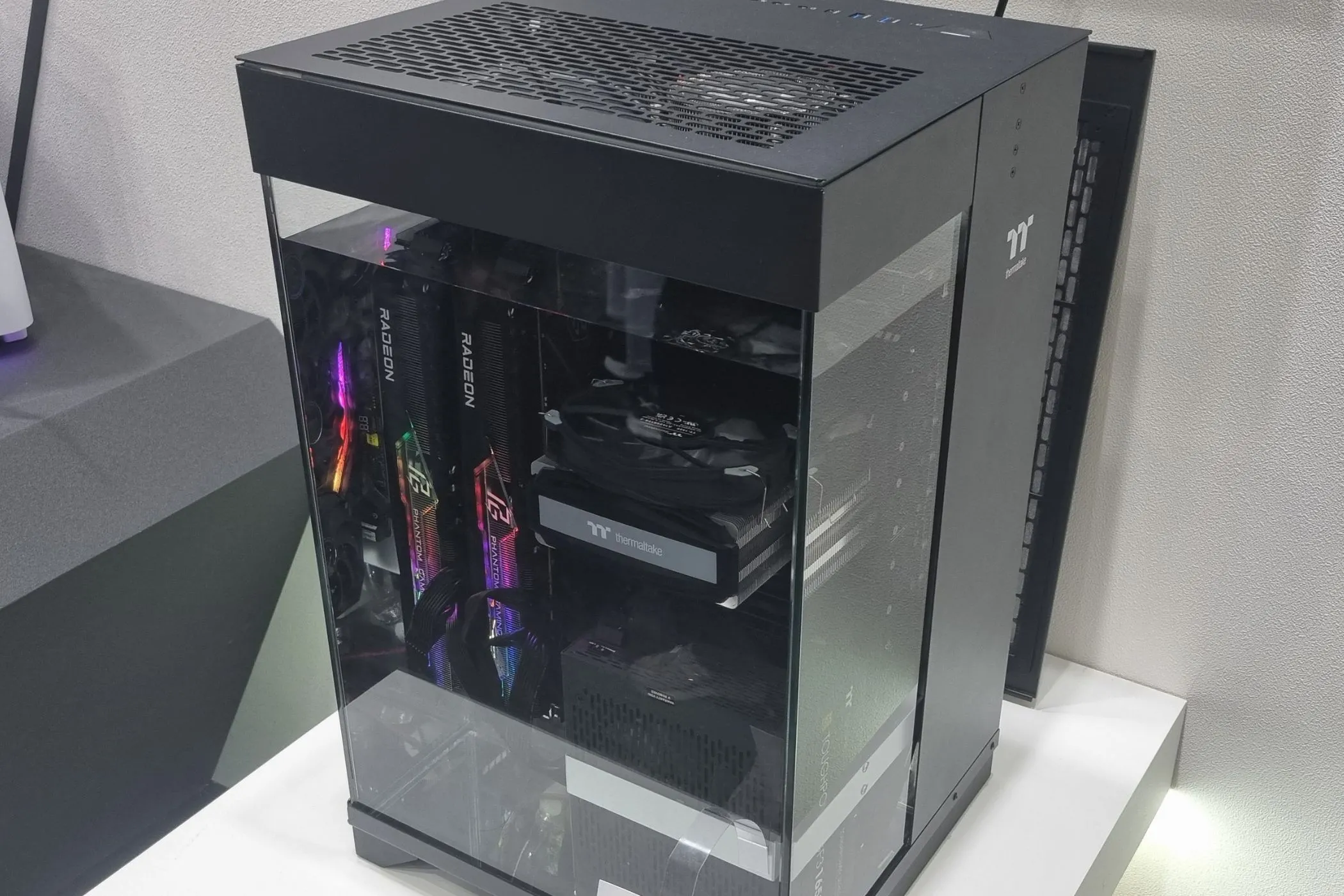 Hệ thống PC với bo mạch chủ Intel và ASRock được làm mát bằng phương pháp ngâm chất lỏng không dẫn điện, một giải pháp làm mát độc đáo thay thế AIO