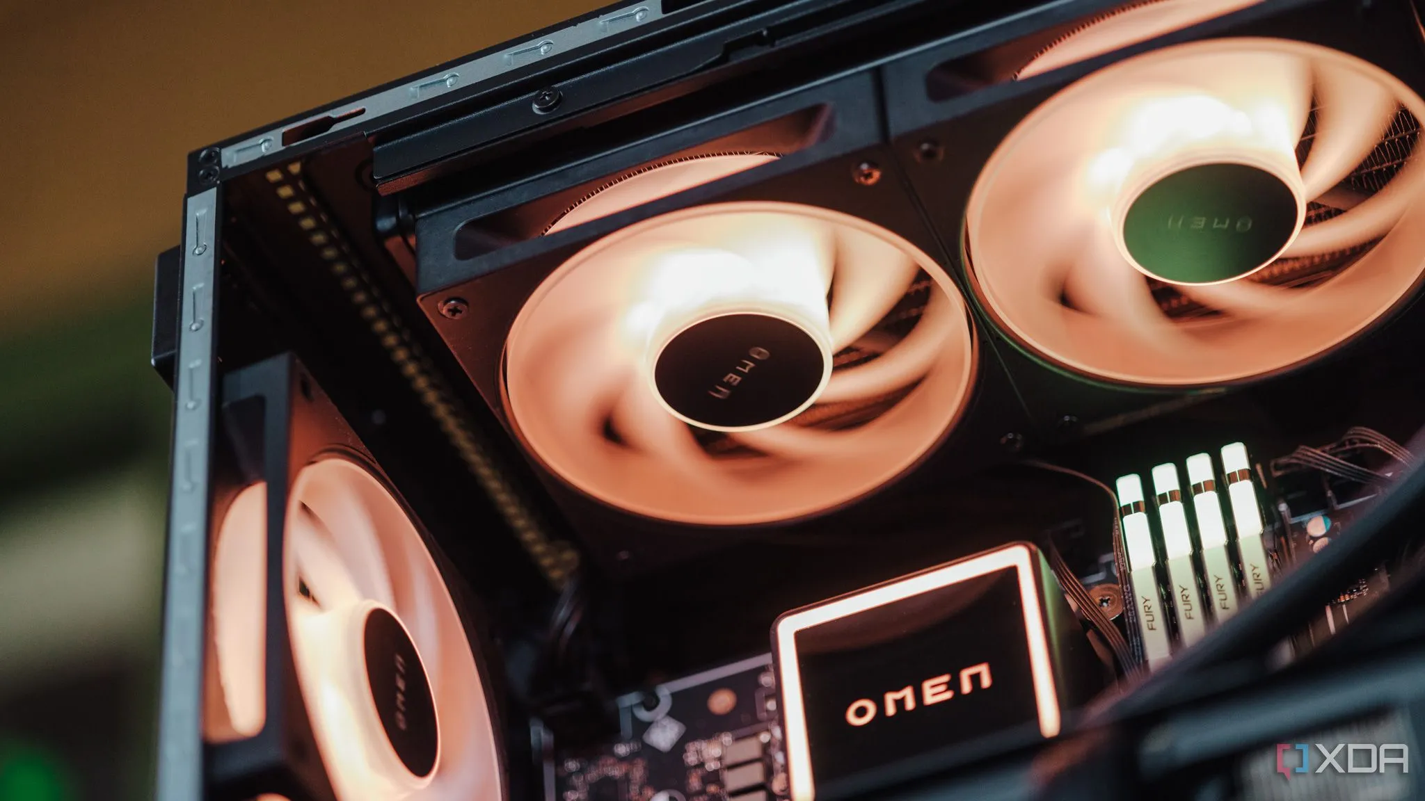 Hệ thống quạt tản nhiệt AIO với đèn LED màu cam nhạt đang hoạt động trong case PC