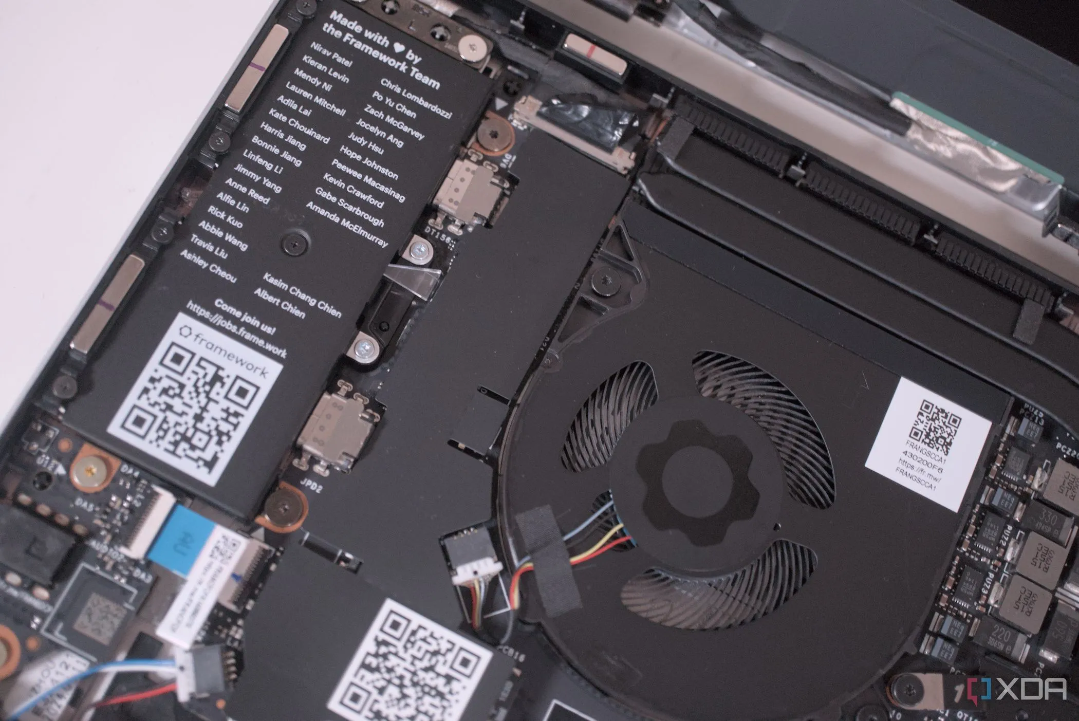 Hệ thống tản nhiệt của laptop Framework 13 AMD với quạt và ống đồng