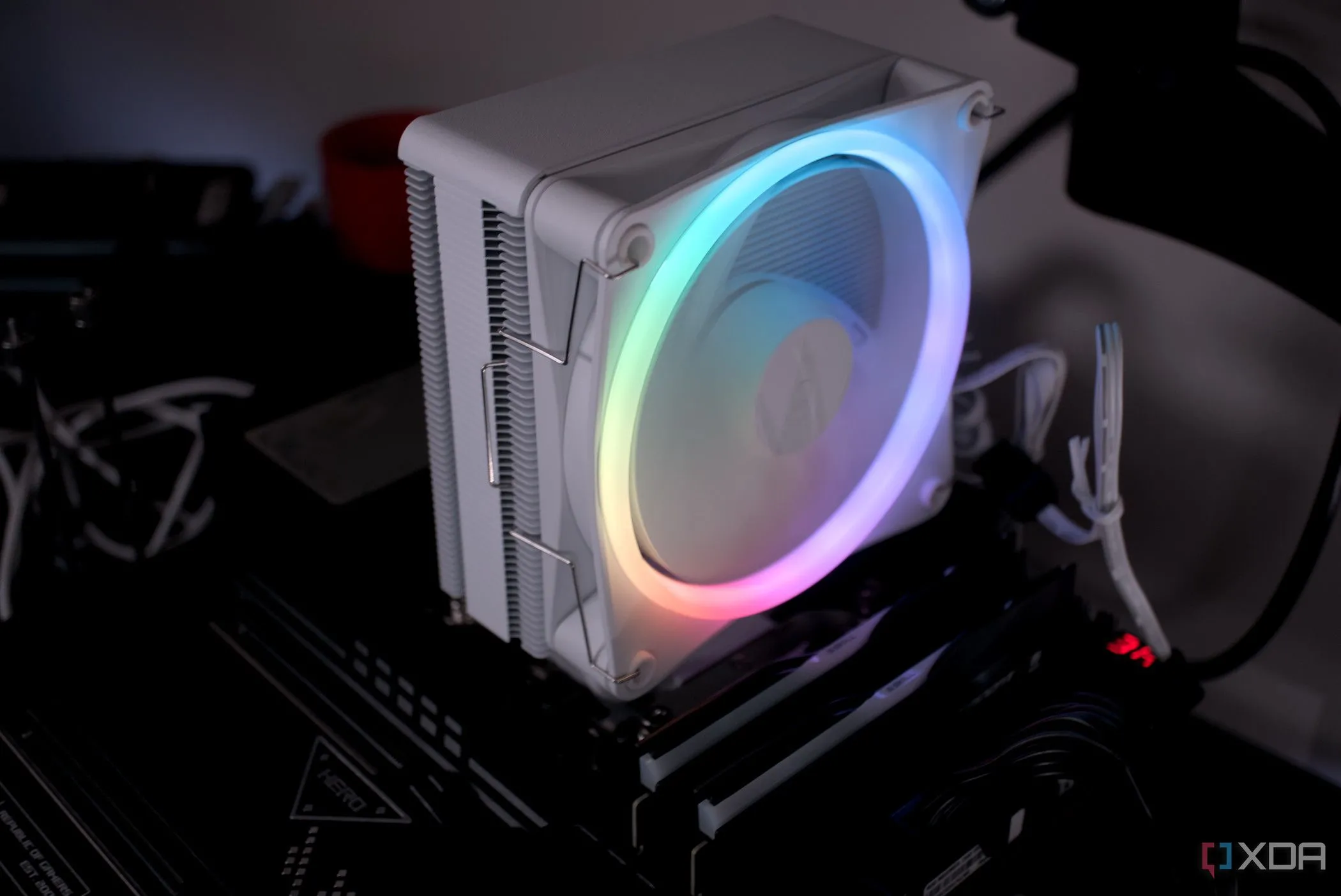 Hệ thống tản nhiệt khí NZXT T120 RGB đã được lắp đặt trên CPU