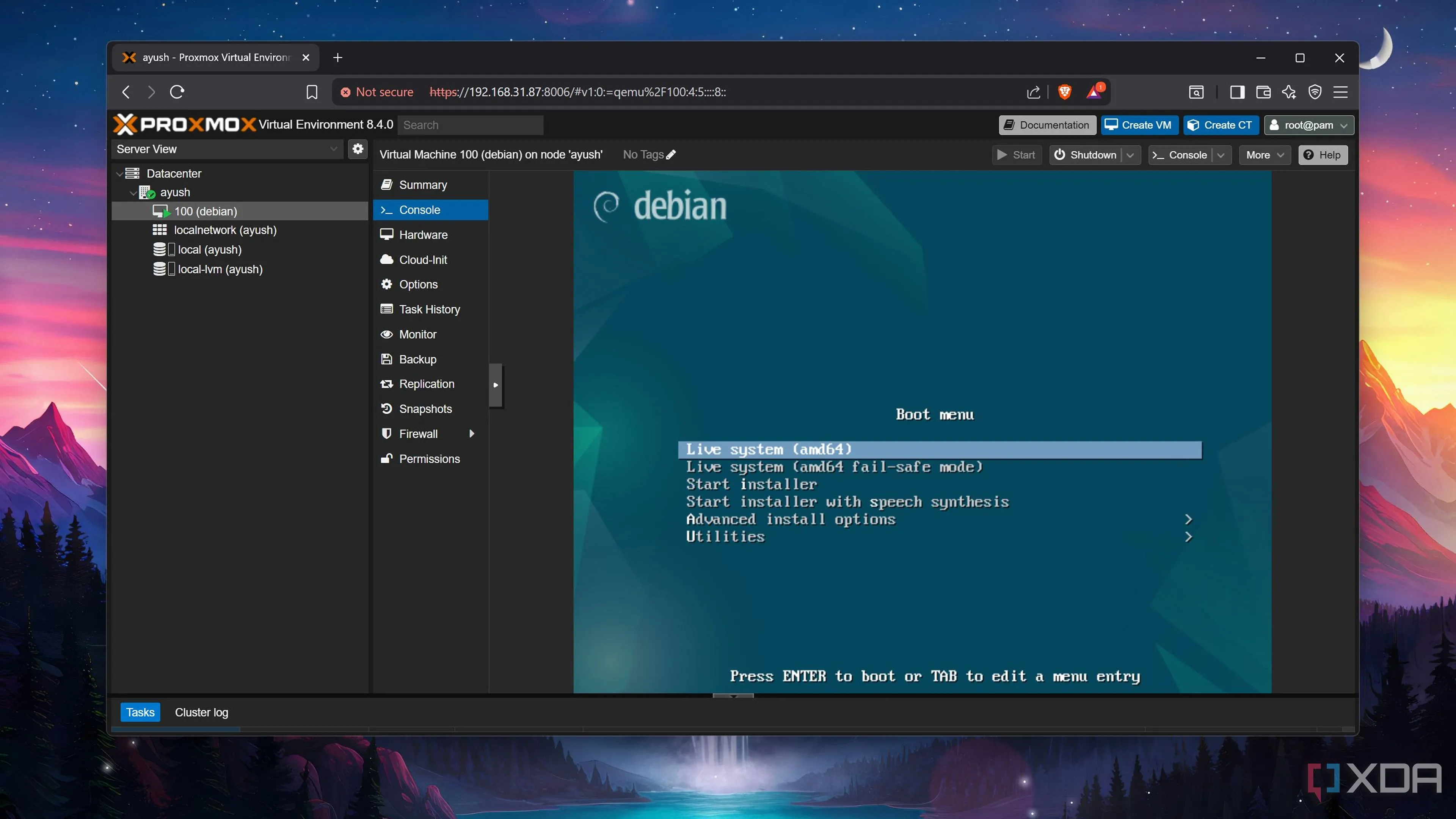 Hiển thị máy ảo Debian với giao diện đồ họa đang chạy trên Proxmox của laptop cũ.