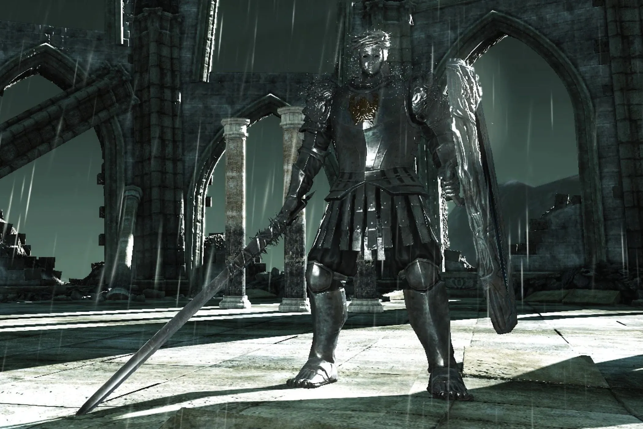 Hiệp sĩ Gương (Looking Glass Knight) đứng trên mái lâu đài giữa trời mưa trong Dark Souls 2, một boss độc đáo xứng đáng được làm lại cho Elden Ring Nightreign.