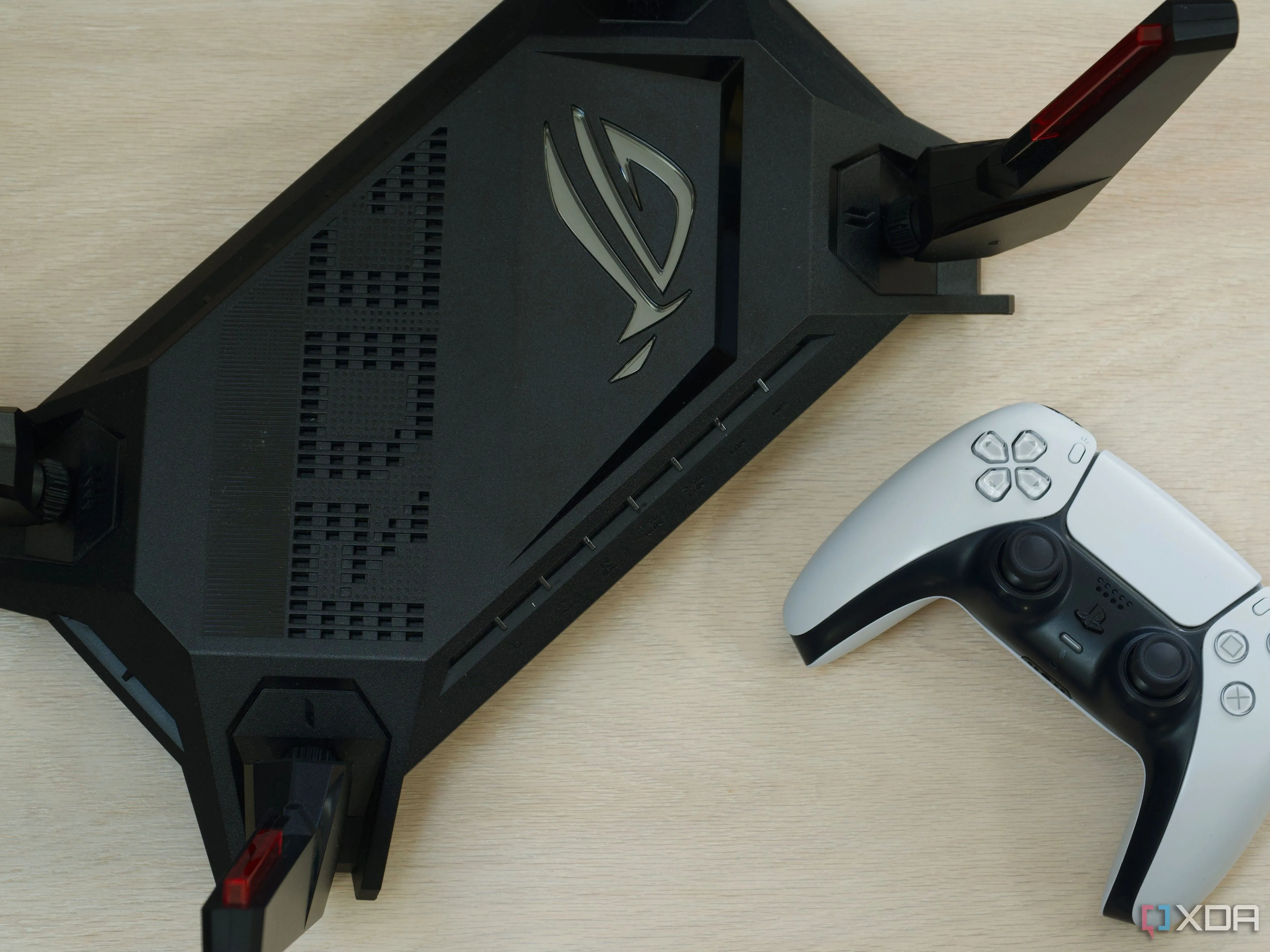 Hình ảnh bộ định tuyến Wi-Fi ASUS ROG Rapture GT-AX6000 nhìn từ trên xuống
