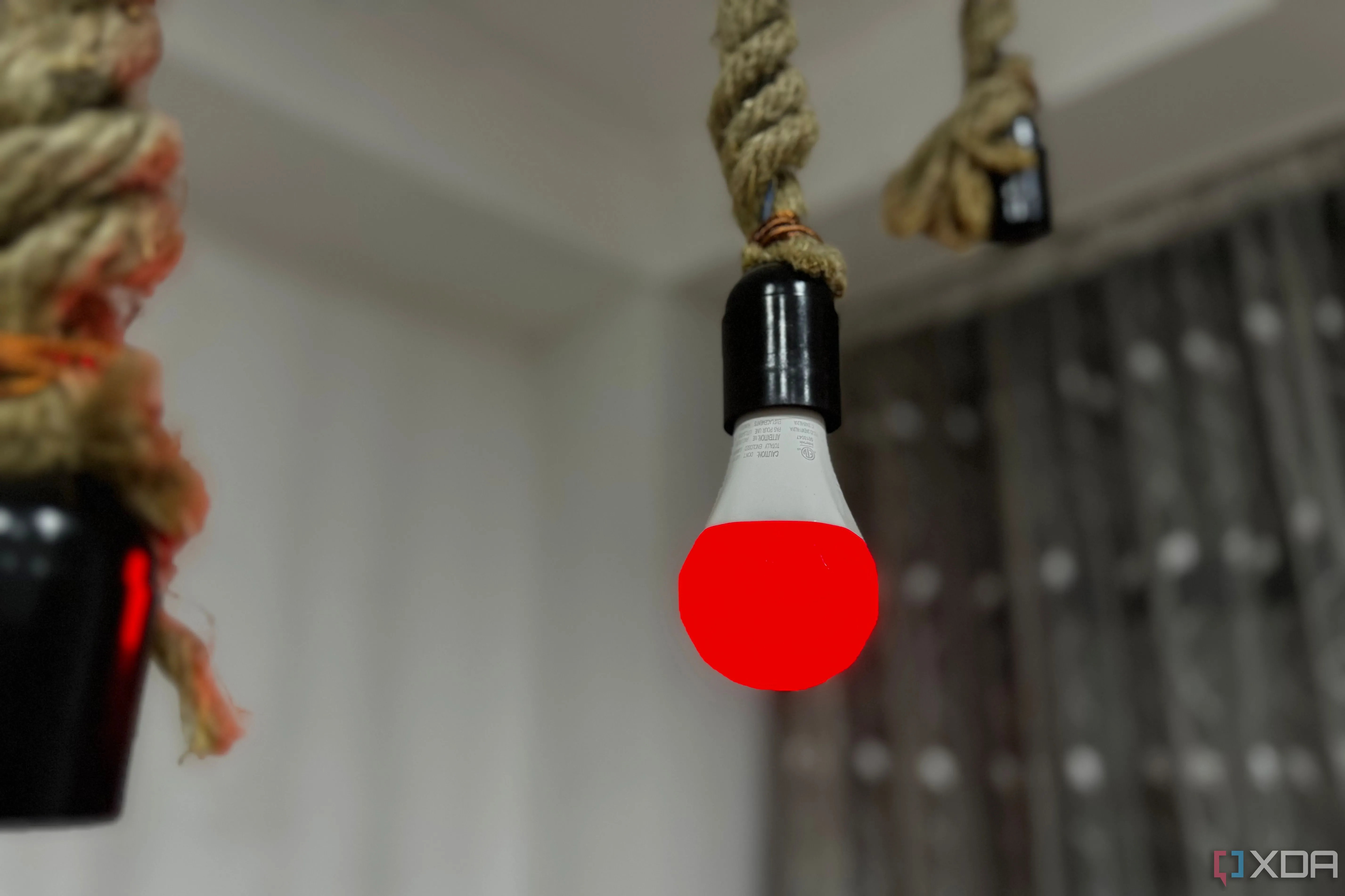 Hình ảnh bóng đèn thông minh Nanoleaf Essentials A19 | E26 được đặt thành màu đỏ