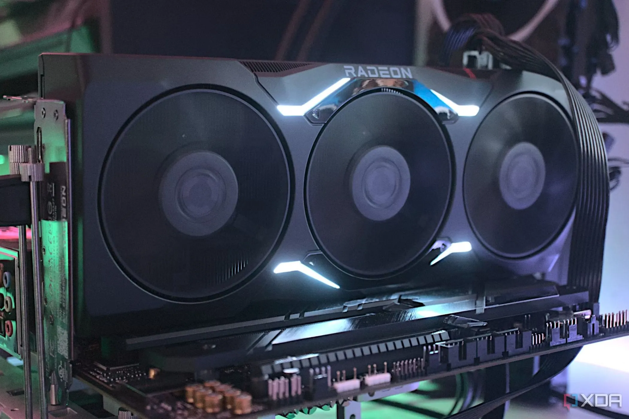 Hình ảnh cận cảnh card đồ họa AMD Radeon RX 7900 XTX, nhấn mạnh việc kiểm tra kỹ trước khi mua.