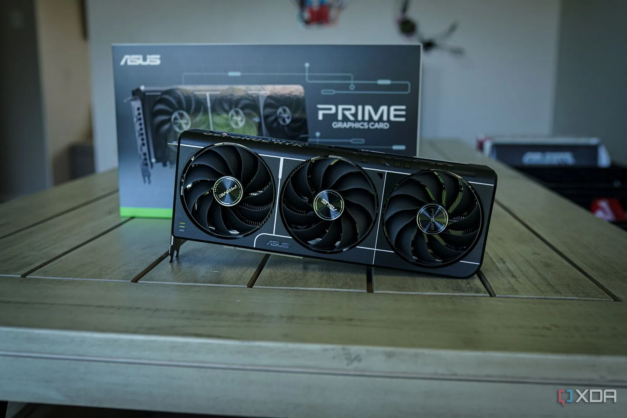 Hình ảnh cận cảnh card đồ họa Nvidia RTX 5060 Ti, thể hiện thiết kế và kích thước của sản phẩm.