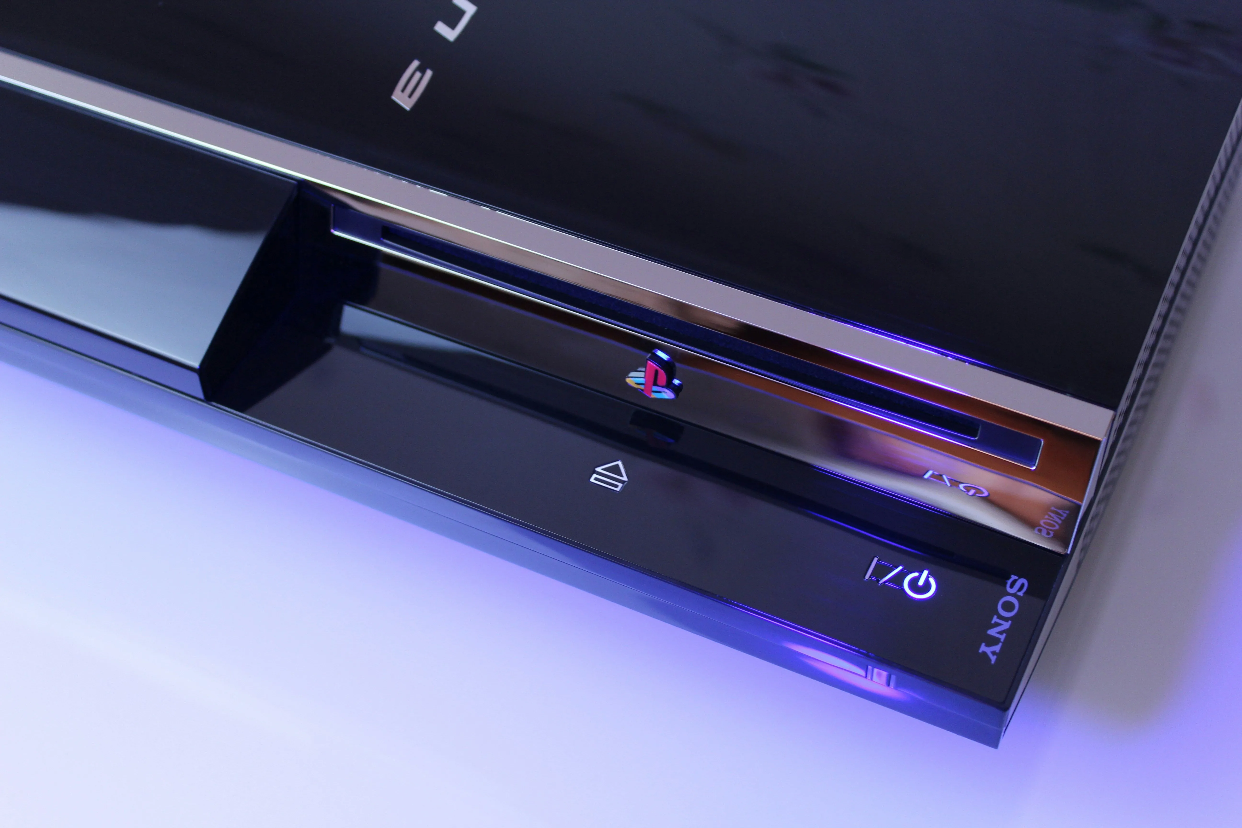 Hình ảnh cận cảnh máy chơi game PlayStation 3, một hệ máy chịu ảnh hưởng từ sự cố PSN 2011