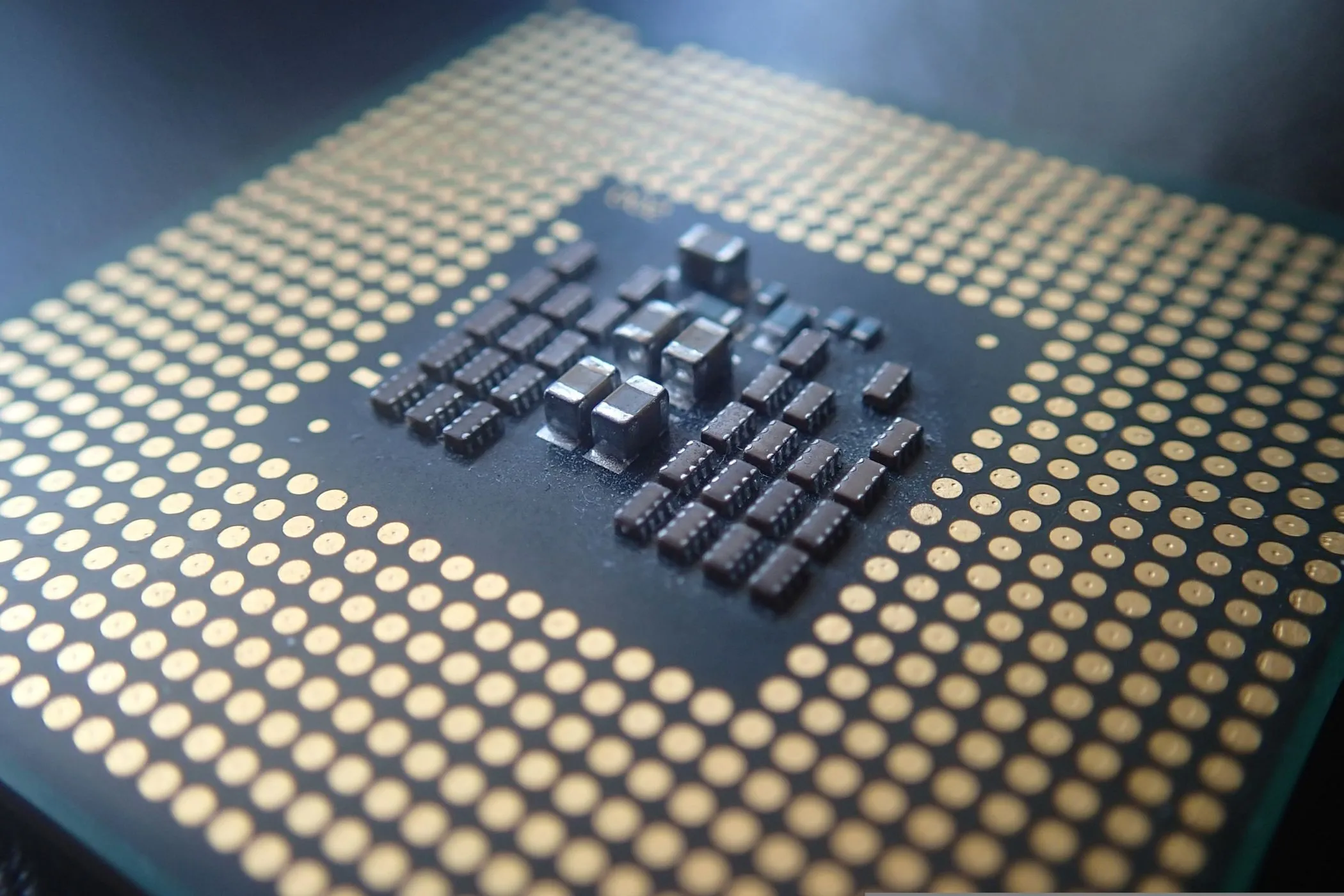 Hình ảnh cận cảnh một bộ vi xử lý (CPU) Intel Core i7, đại diện cho linh kiện công nghệ cao bị ảnh hưởng bởi biến động kinh tế và thiếu hụt nguồn cung.