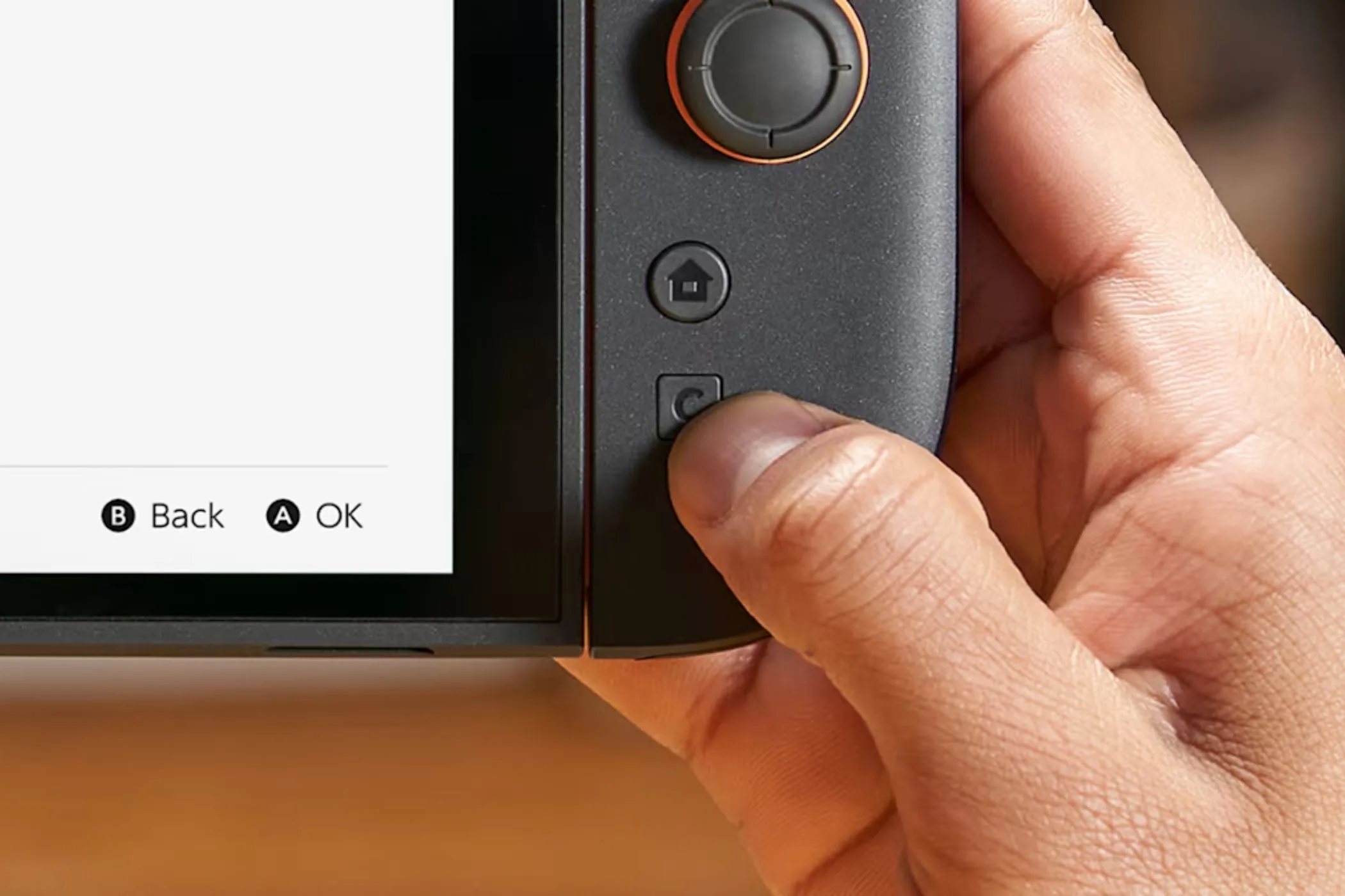 Hình ảnh cận cảnh nút C trên tay cầm Joy-Con của Nintendo Switch 2, gợi ý khả năng giao tiếp dễ dàng thông qua tính năng Game Chat.
