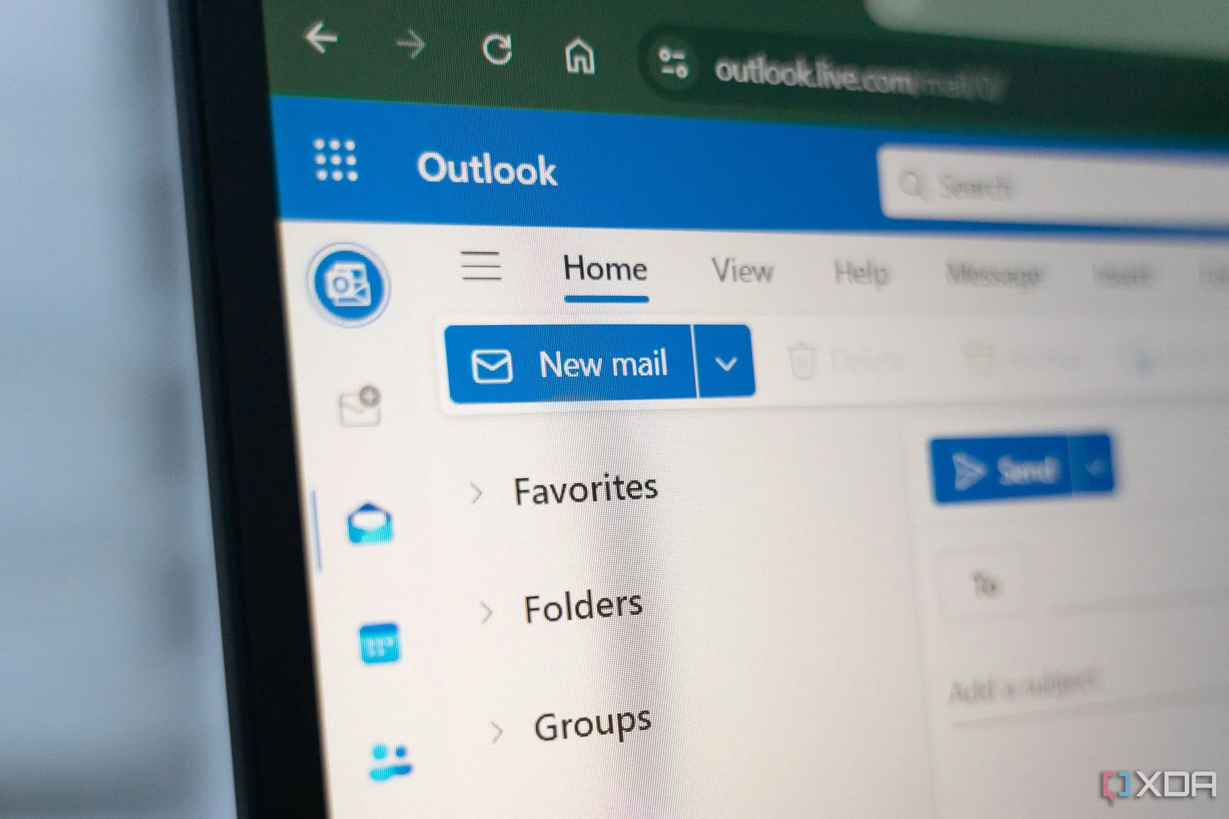Hình ảnh cận cảnh nút Mail trong cửa sổ Microsoft Outlook