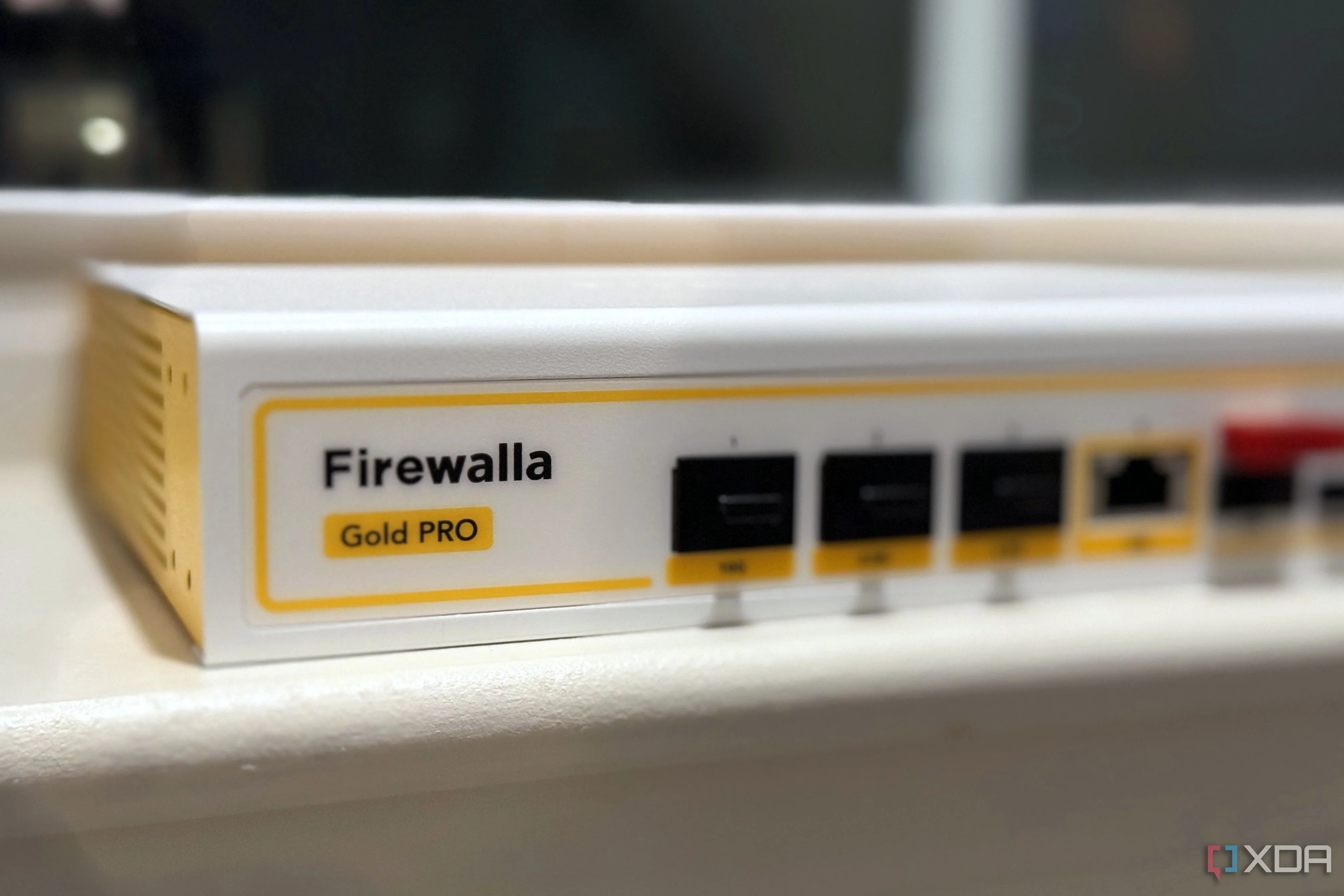 Hình ảnh cận cảnh thiết bị tường lửa Firewalla Gold Pro, đại diện cho giải pháp firewall cứng mạnh mẽ và bảo vệ tùy chỉnh