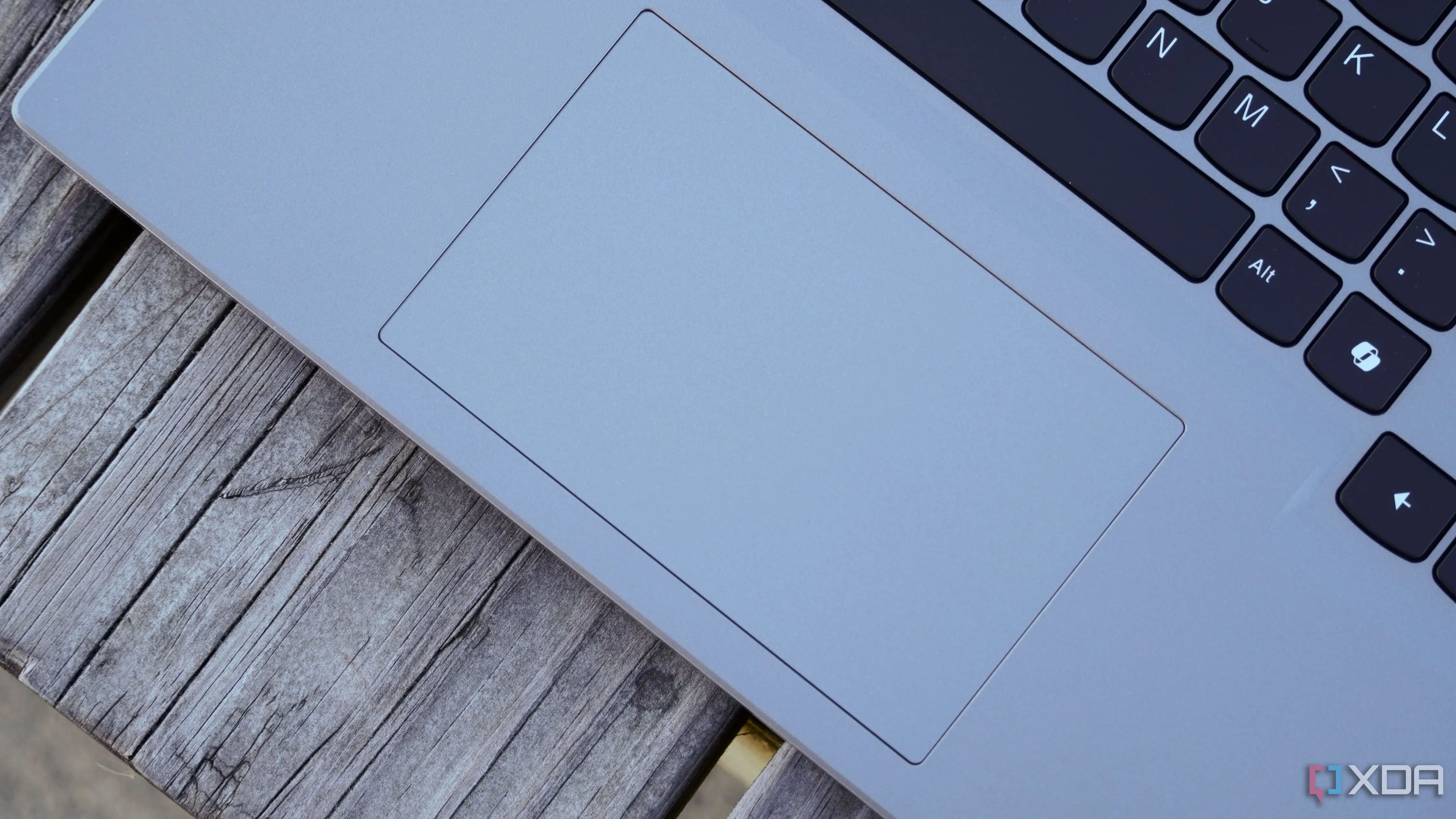 Hình ảnh cận cảnh touchpad laptop, gợi nhớ về trải nghiệm tương tác cảm ứng trực quan mà Windows 8 từng mang lại cho người dùng.