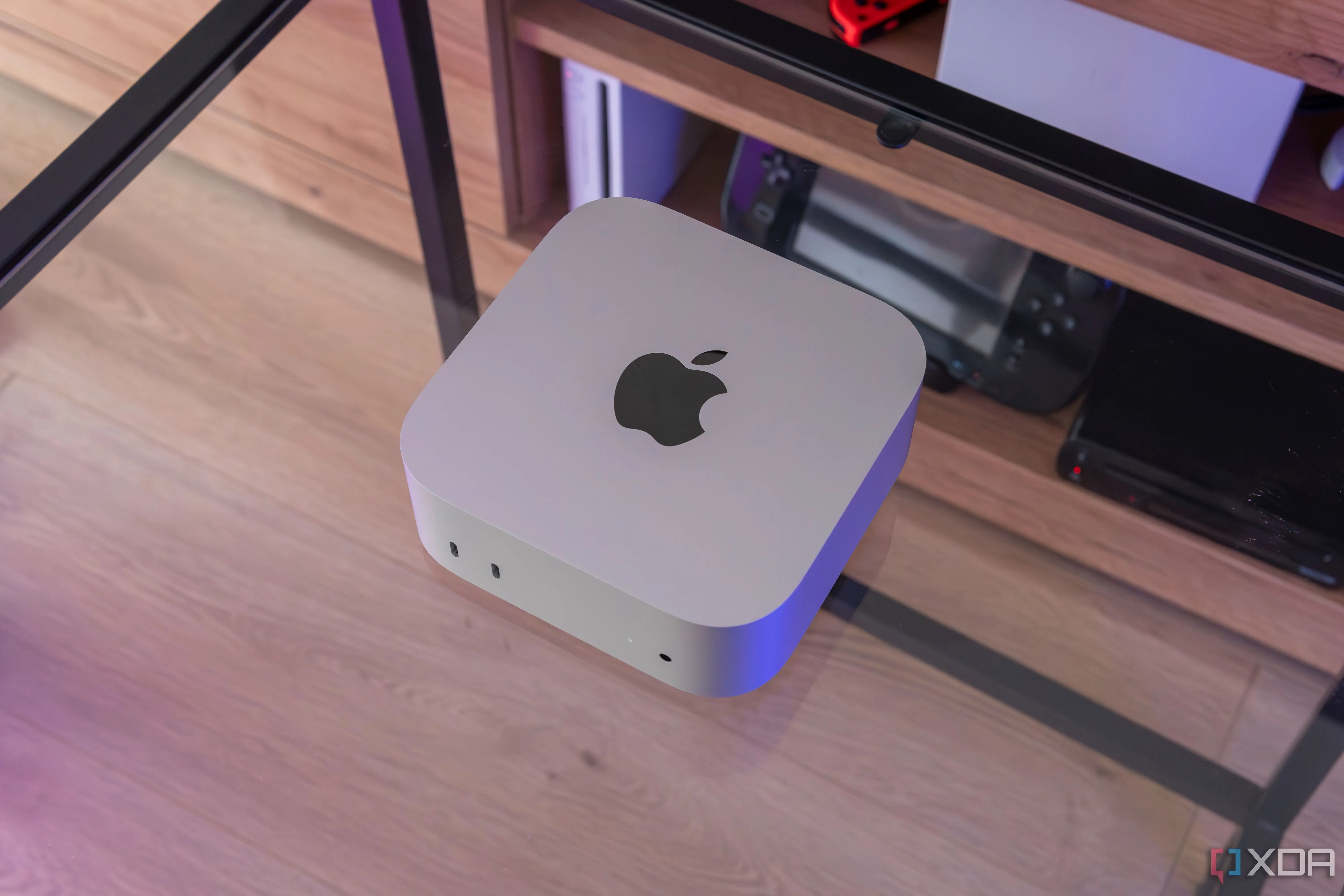 Hình ảnh chi tiết Mac Mini M4, thiết bị được sử dụng để kiểm tra hiệu suất VMware Fusion.