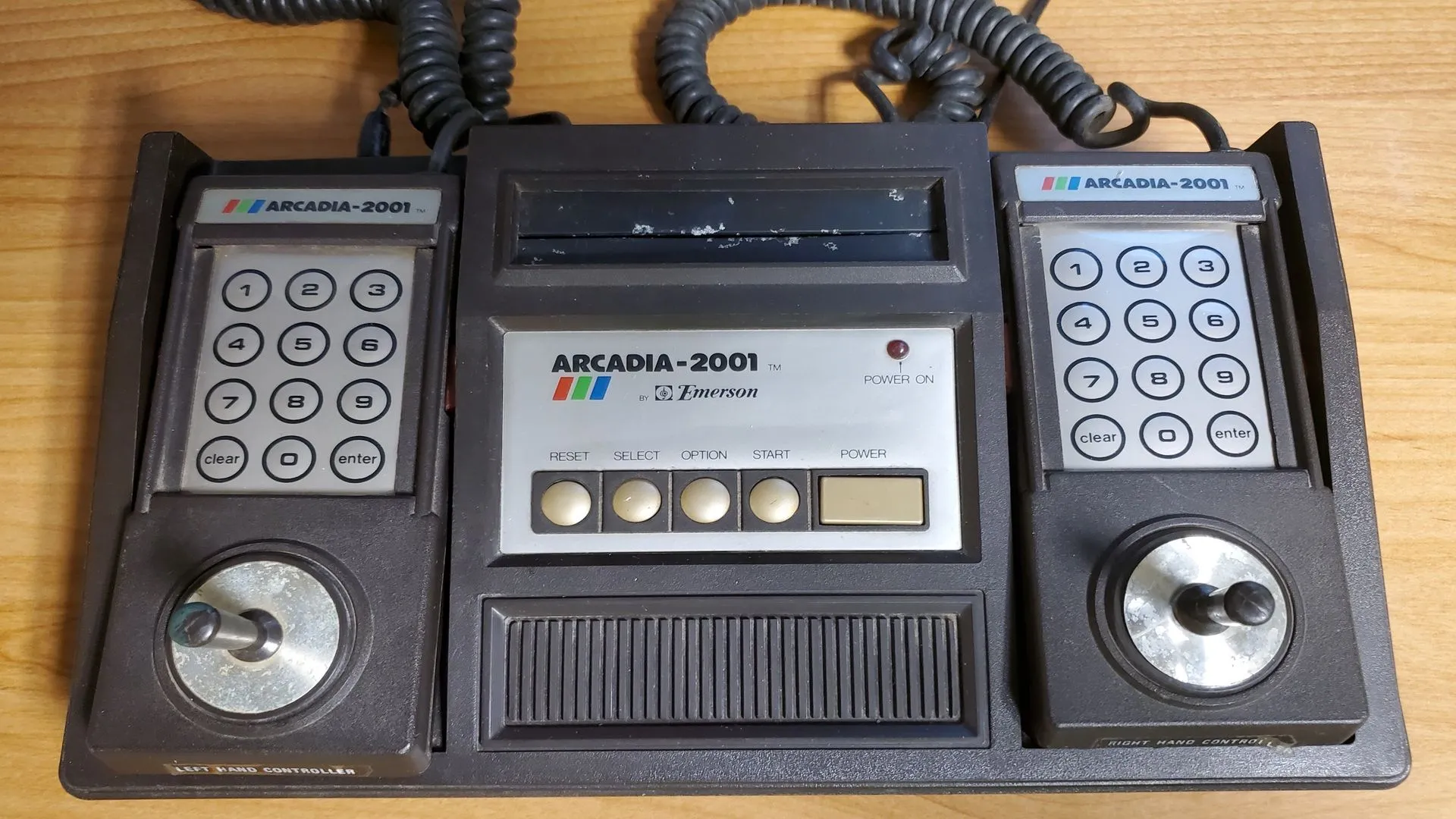 Hình ảnh console Emerson Arcadia 2001 cùng tay cầm điều khiển, một máy chơi game bị lãng quên của thập niên 80