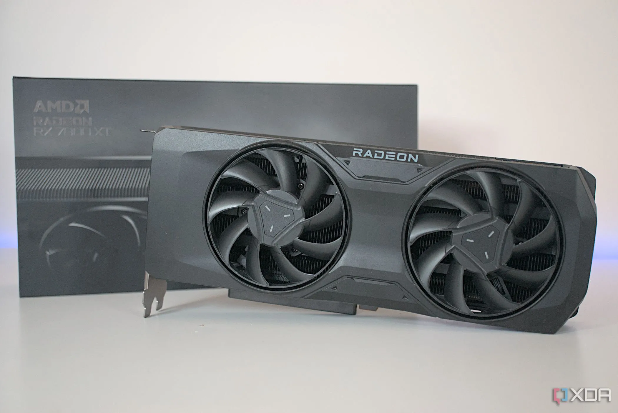 Hình ảnh mặt trước của card đồ họa AMD Radeon RX 7800 XT, đại diện cho dòng card AMD phổ biến