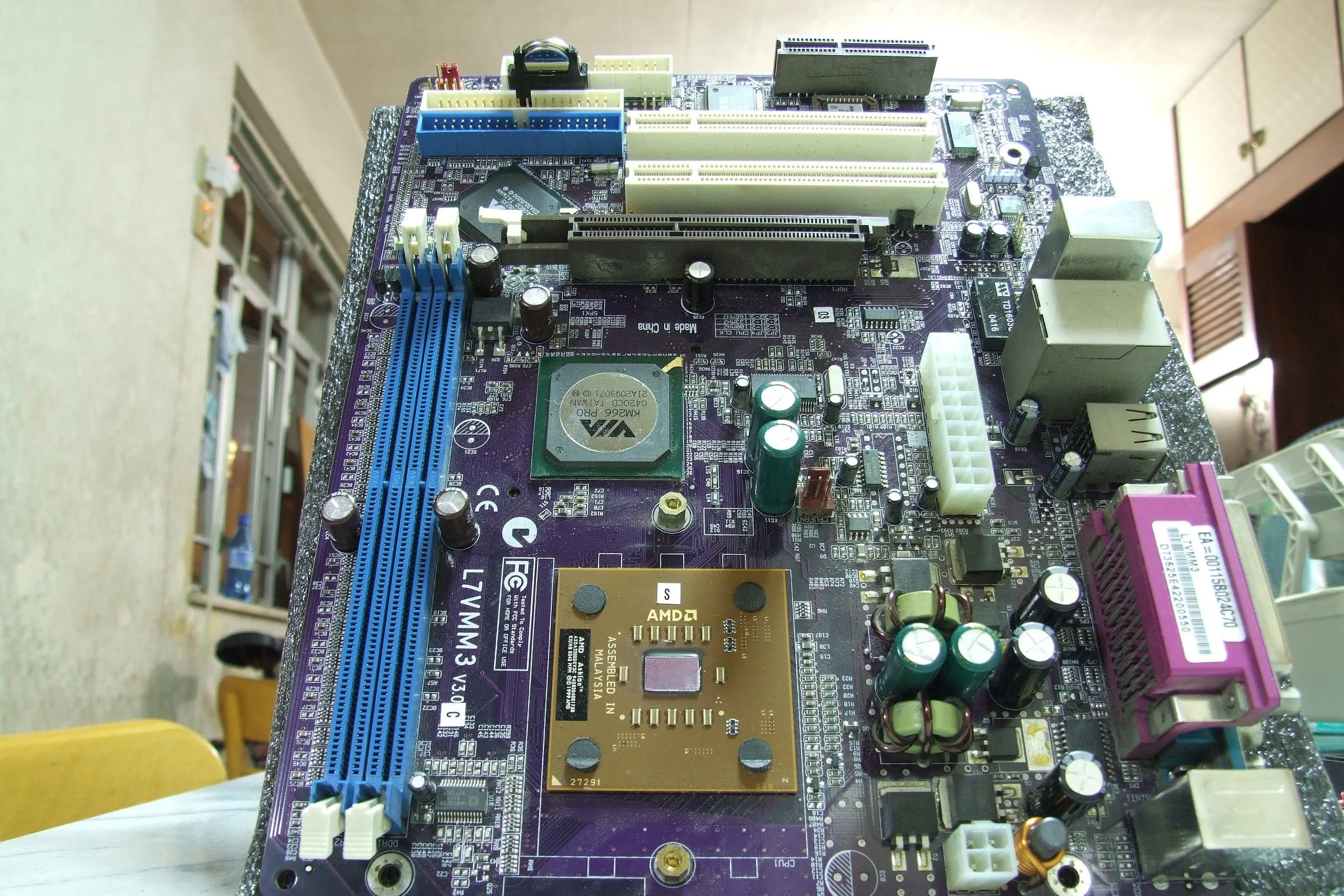Hình ảnh minh họa bo mạch chủ chuẩn ATX, thường nhỏ hơn so với chuẩn E-ATX của server
