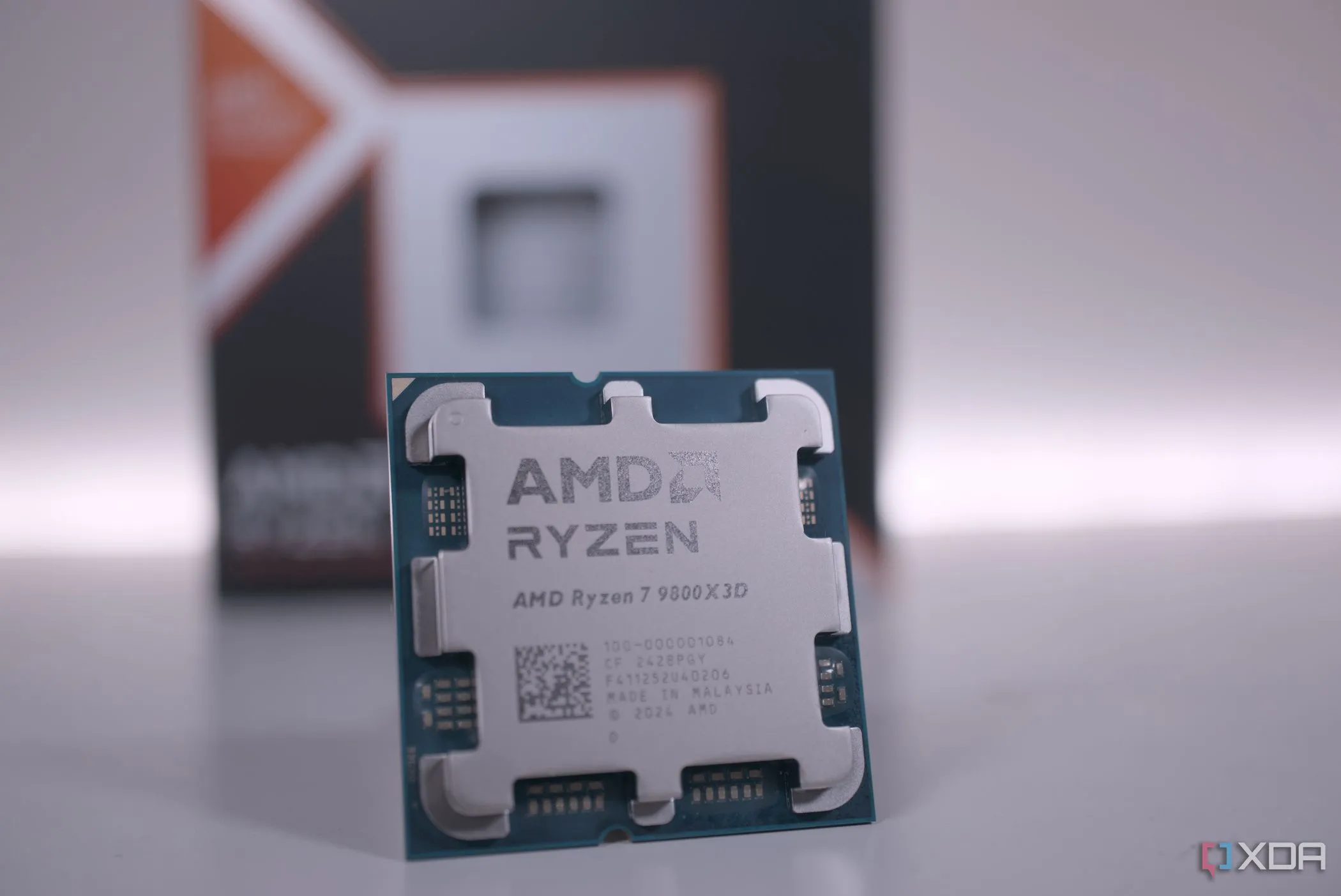 Hình ảnh minh họa bộ xử lý AMD Ryzen 7 9800X3D, thể hiện vai trò của CPU trong hiệu năng gaming và mối liên hệ với DirectStorage.