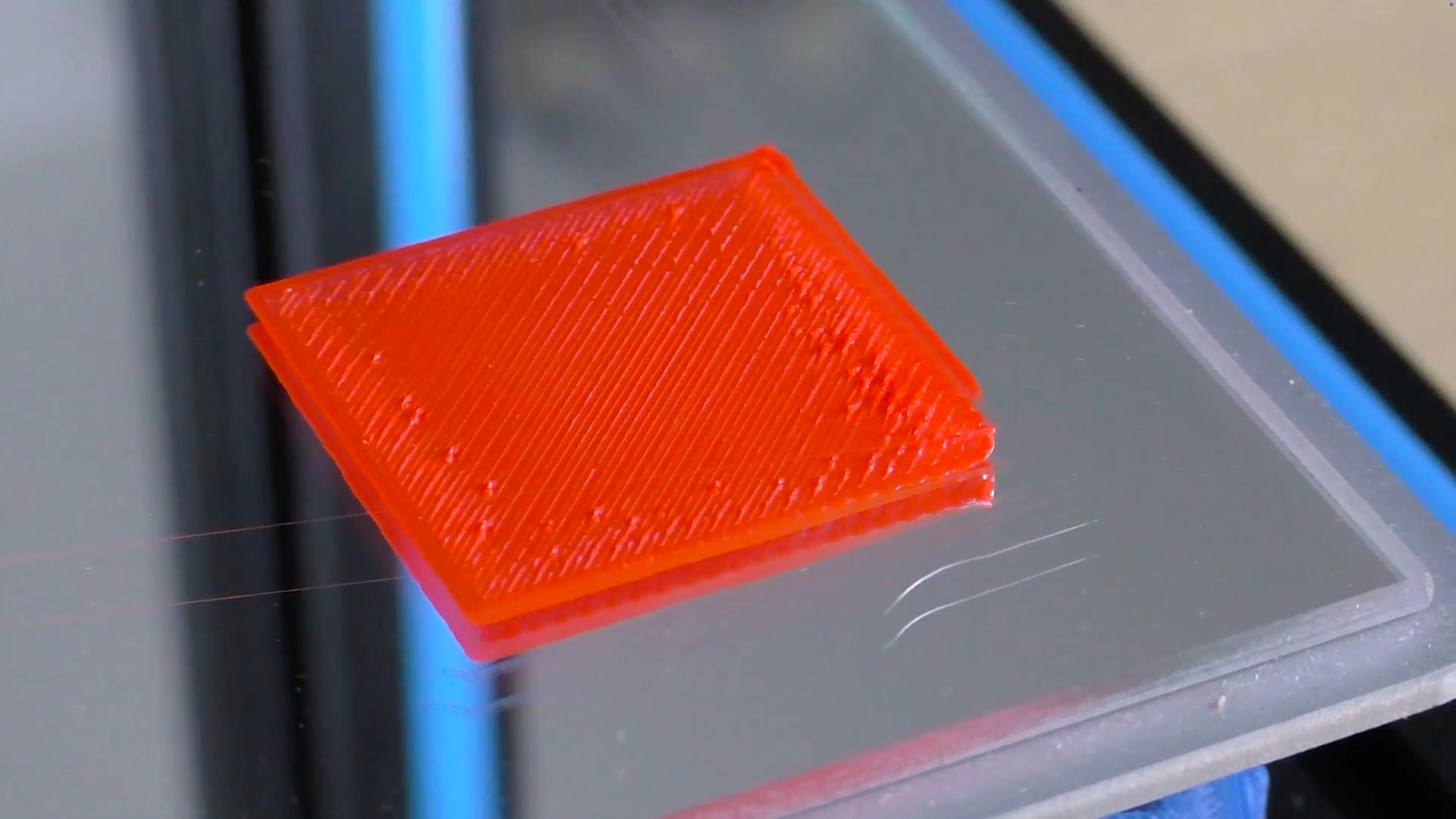 Hình ảnh minh họa lớp in 3D bị ép dẹt và gồ ghề do vòi phun quá thấp