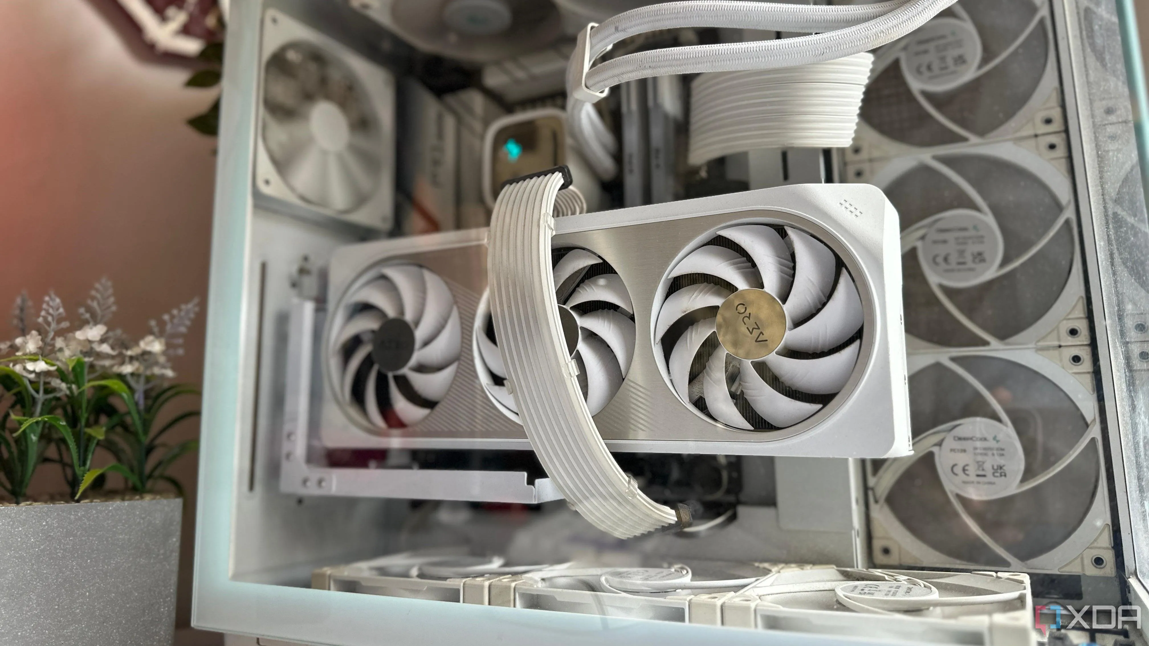Hình ảnh một dàn PC chơi game tông trắng với card đồ họa (GPU) nổi bật, minh họa việc chọn linh kiện cao cấp