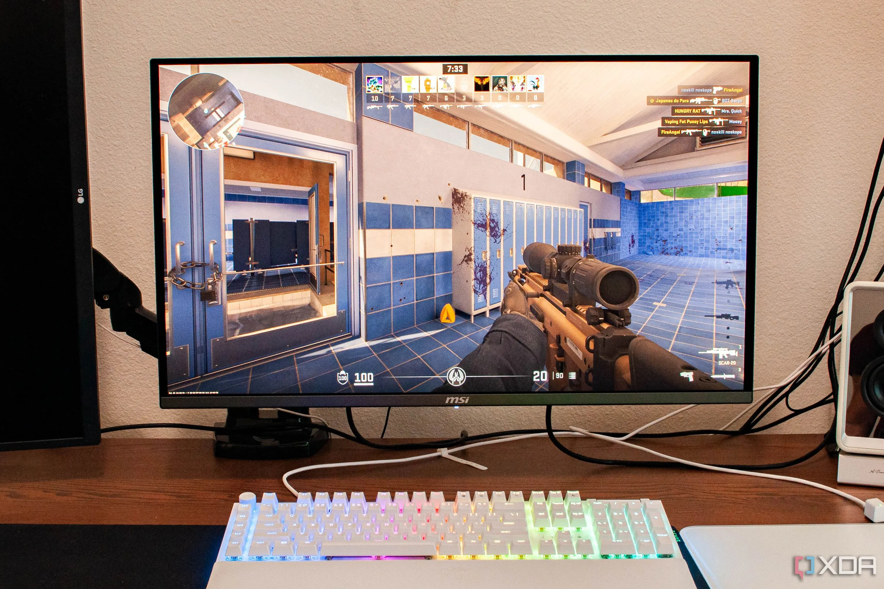 Hình ảnh một người đang chơi Counter-Strike 2 trên máy tính