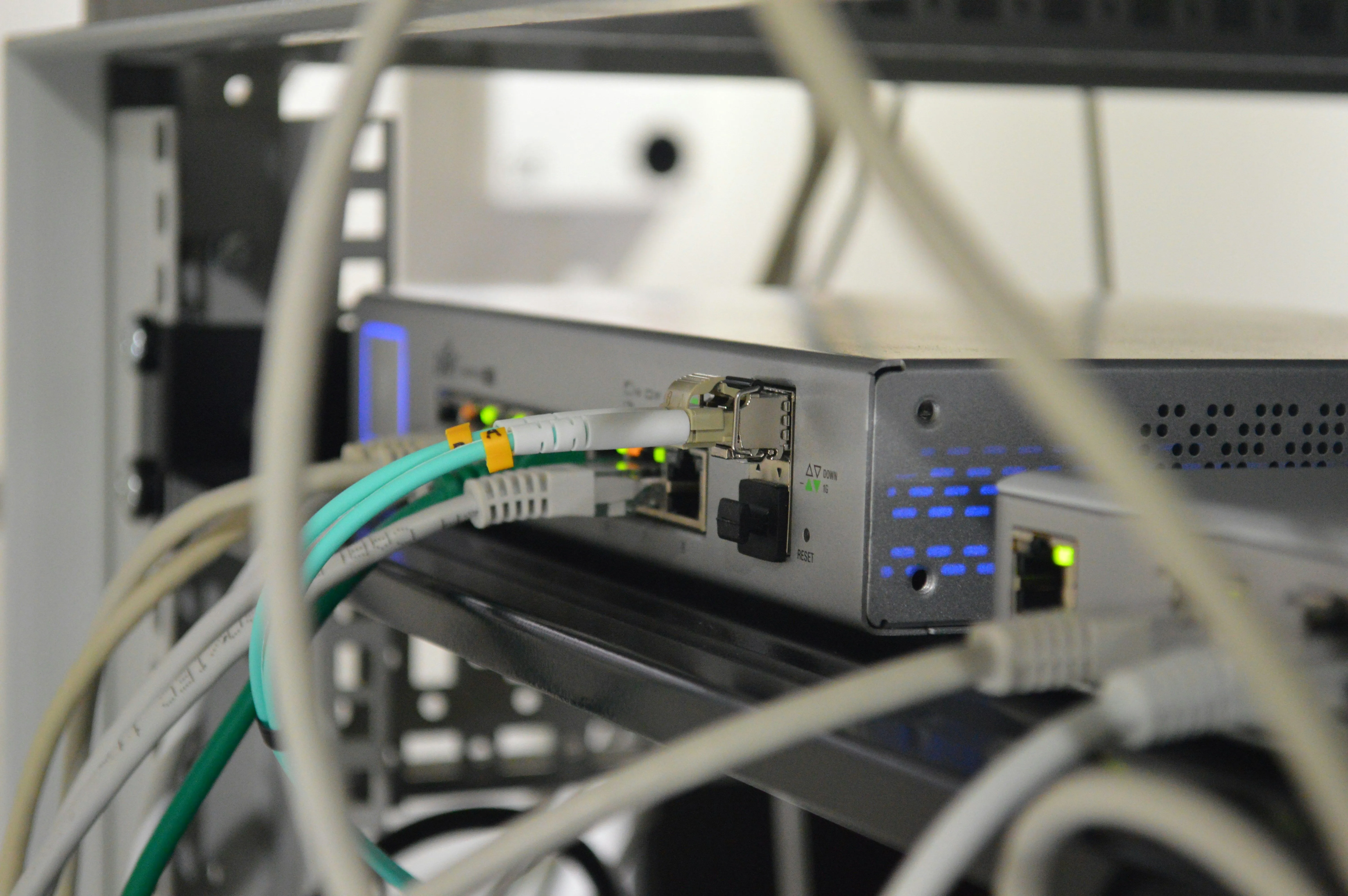 Hình ảnh một router cấp doanh nghiệp, cho thấy khả năng hỗ trợ số lượng lớn thiết bị kết nối trong mạng.