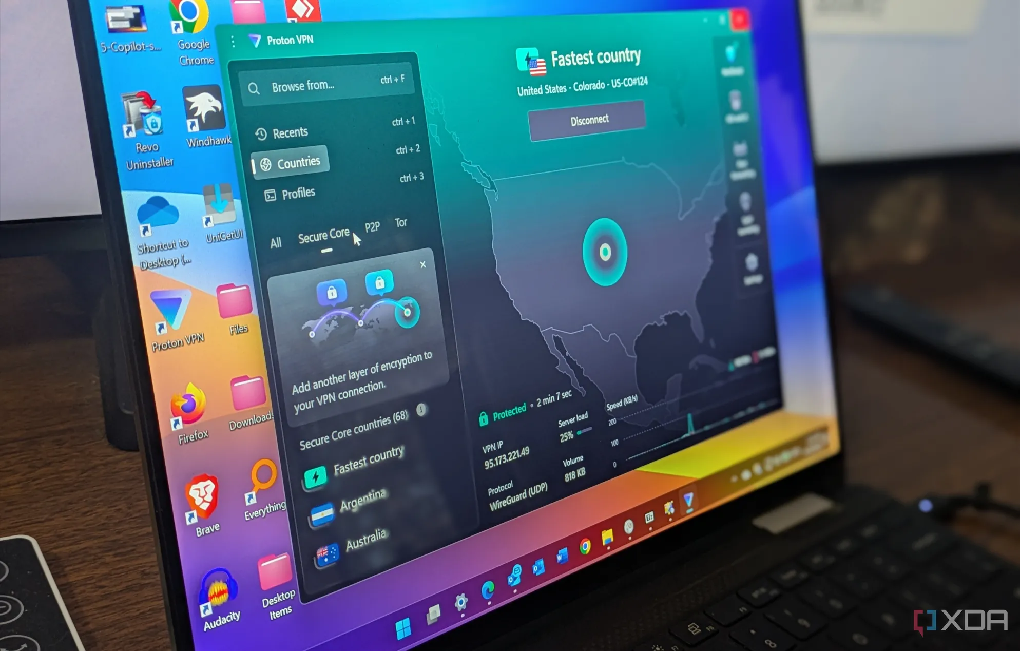 Hình ảnh Proton VPN đang hoạt động trên laptop Windows, thể hiện trạng thái kết nối bảo mật