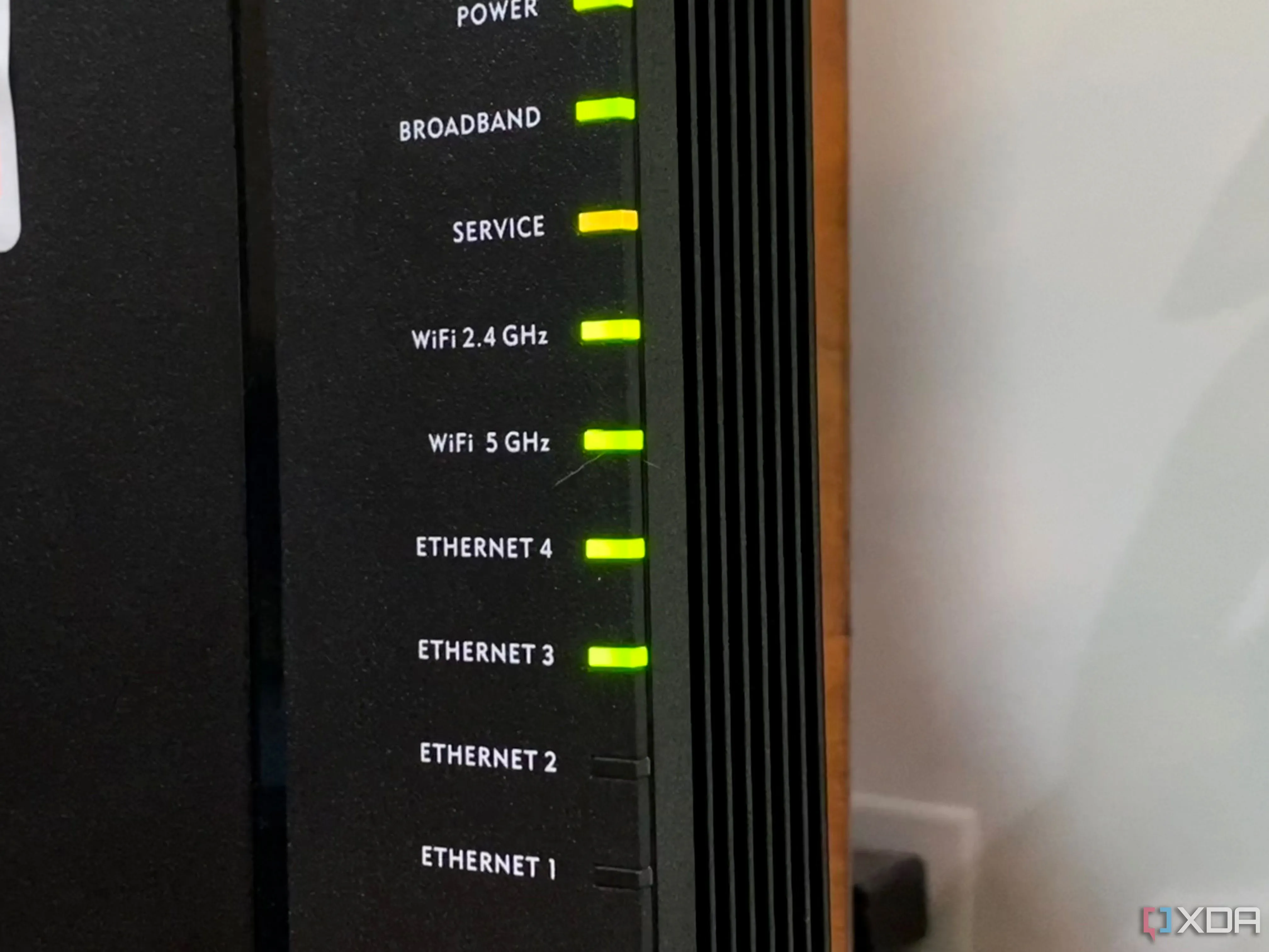 Hình ảnh router do nhà mạng cung cấp với các đèn trạng thái kết nối, minh họa sự phụ thuộc vào thiết bị ISP.