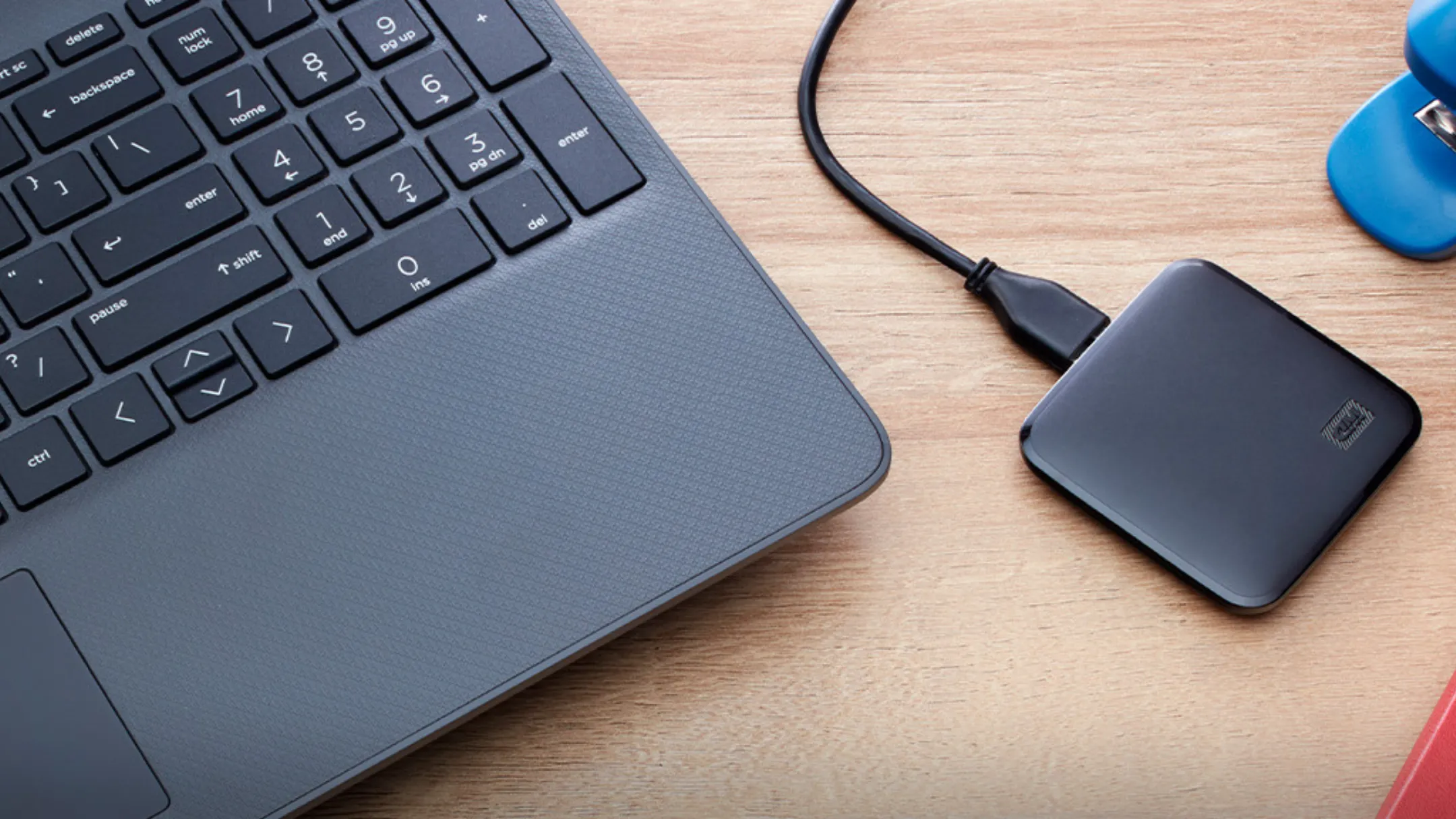 Hình ảnh SSD di động Western Digital Elements SE 2TB đặt trên bàn