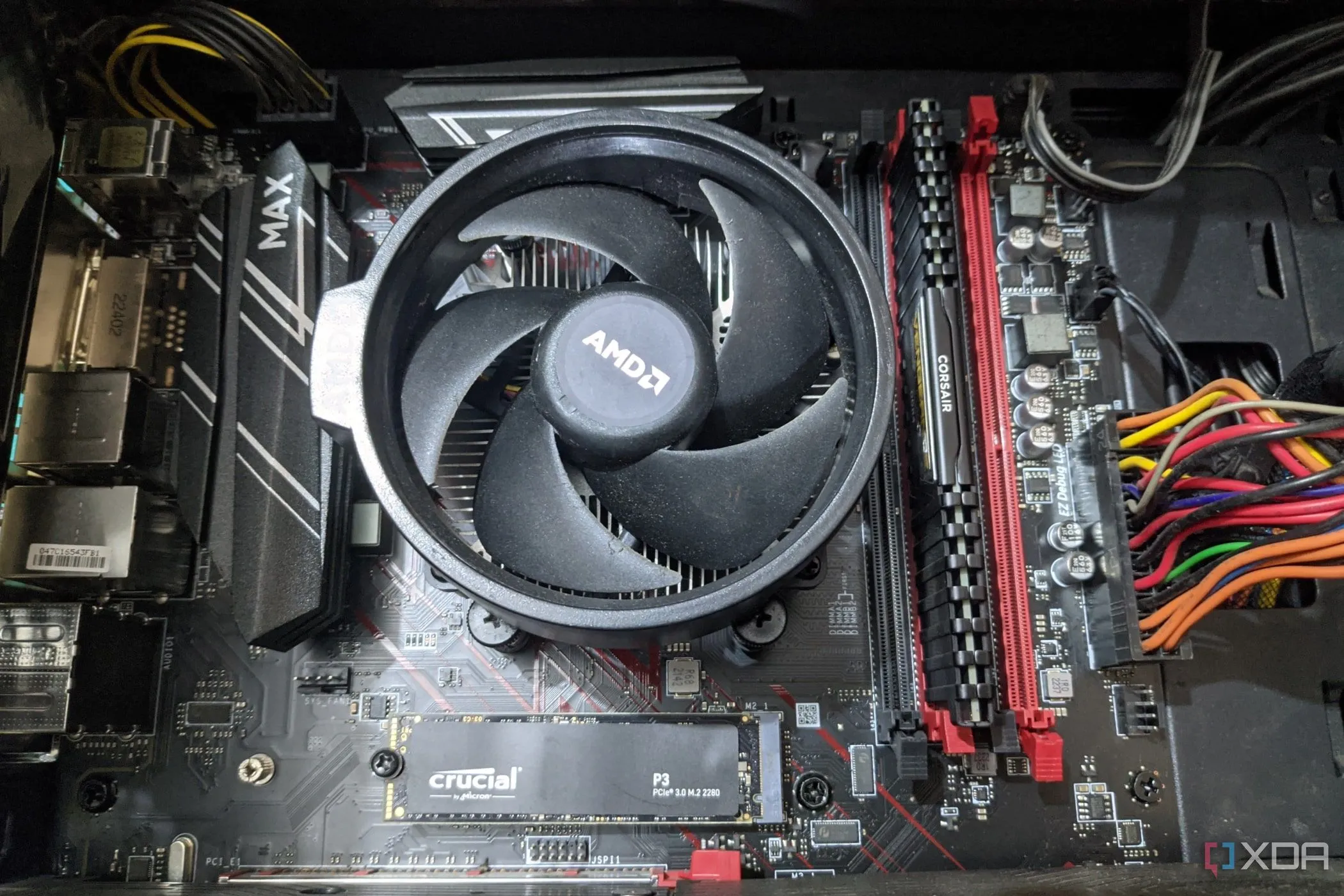 Hình ảnh tản nhiệt CPU AMD Wraith được gắn trên bo mạch chủ
