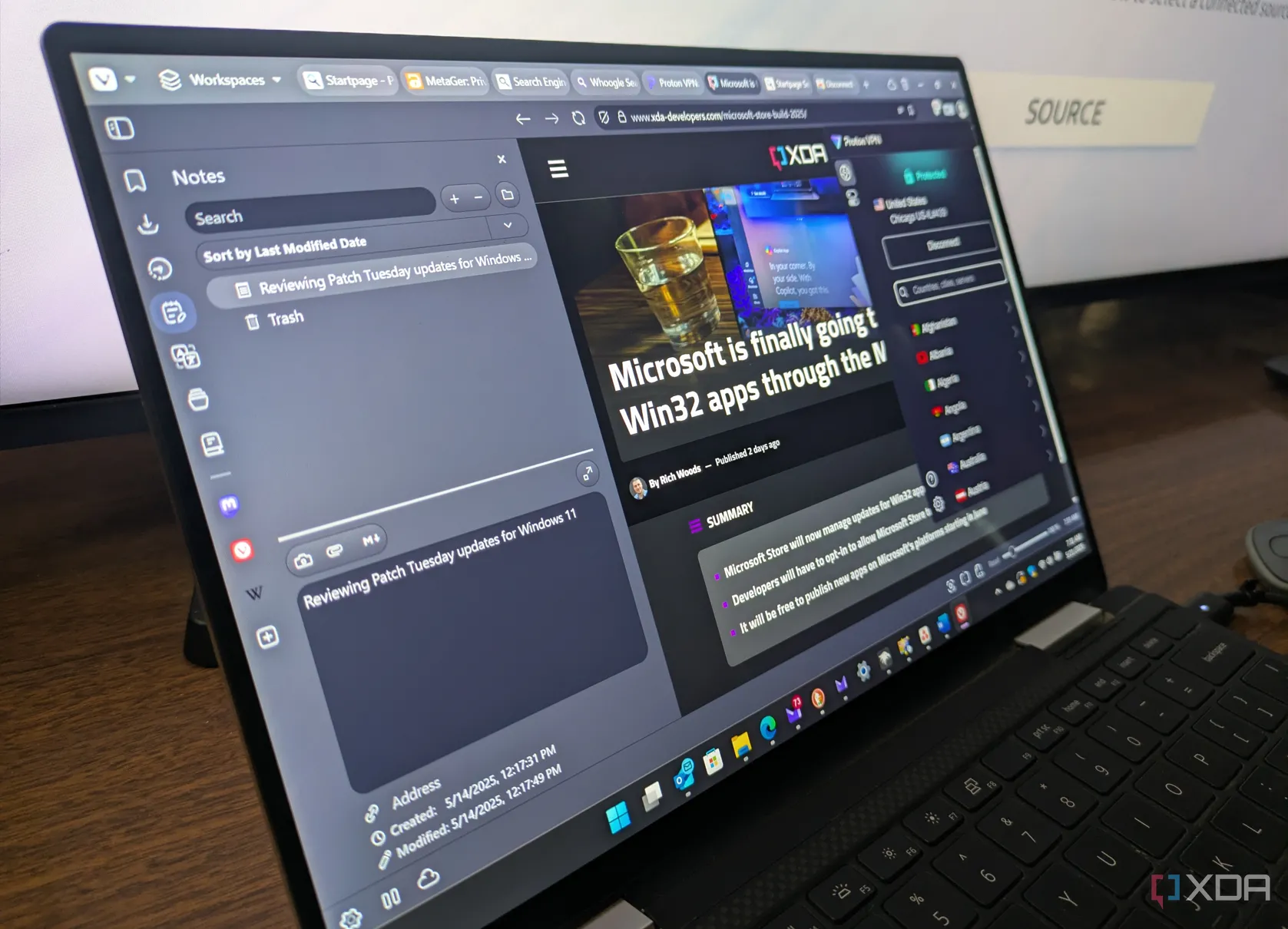 Hình ảnh trình duyệt Vivaldi trên laptop Windows, hiển thị cùng lúc giao diện VPN của Proton và sidebar Notes