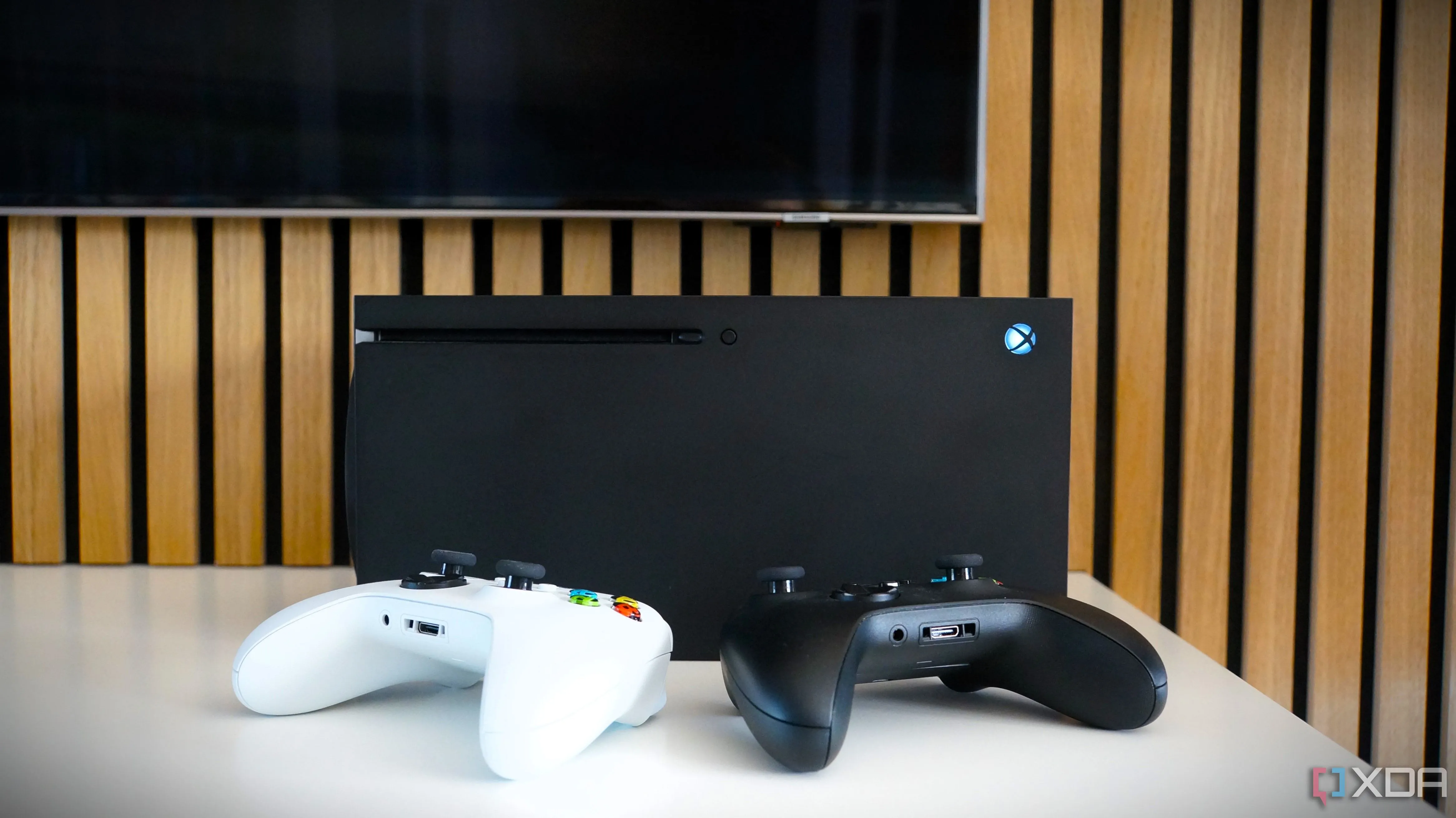 Hình ảnh TV Samsung hiển thị giao diện Xbox Series X với console và tay cầm, biểu tượng của hệ thống game hiện đại
