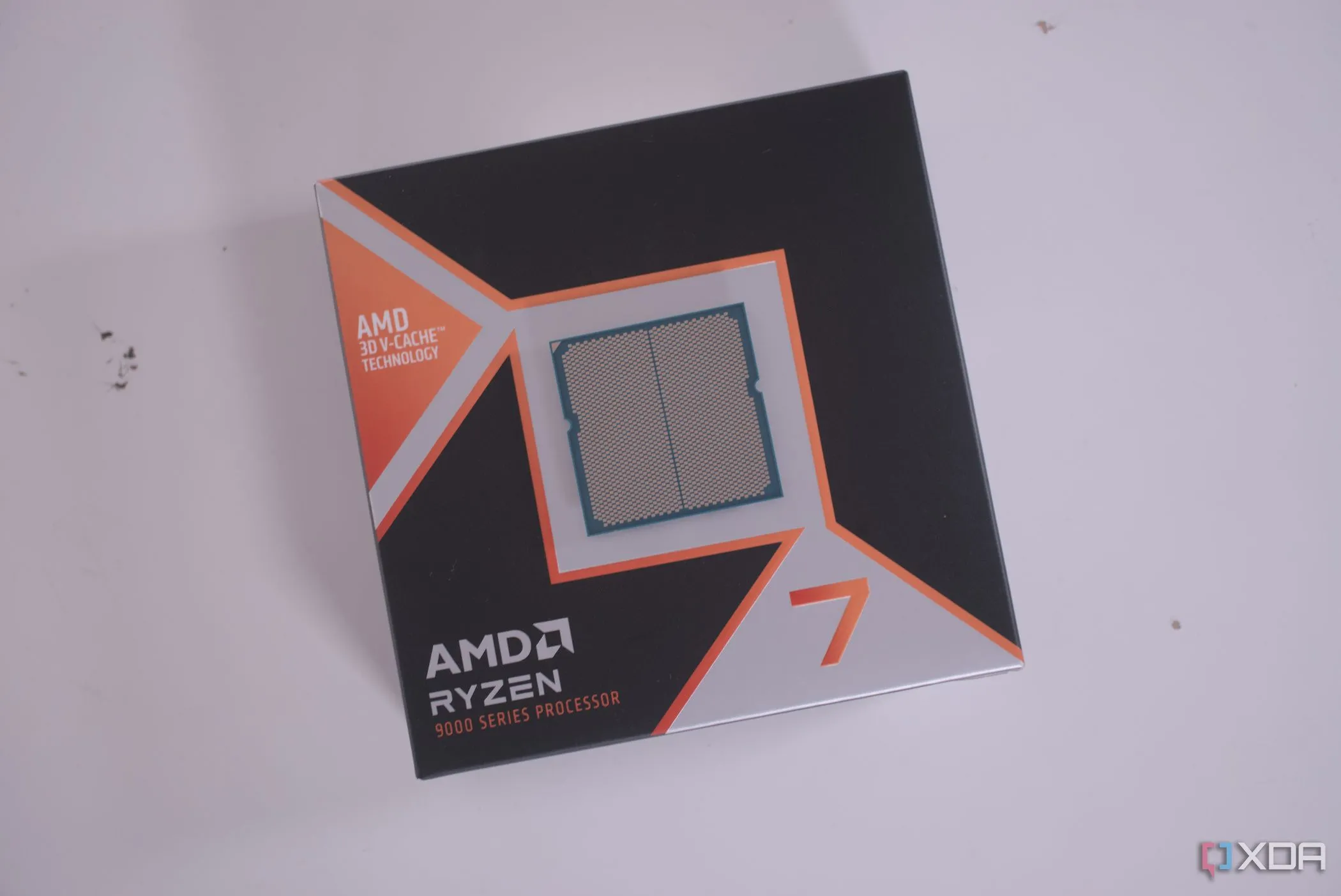 Hộp đóng gói của CPU AMD Ryzen 7 9800X3D, biểu tượng cho dòng chip gaming cao cấp.
