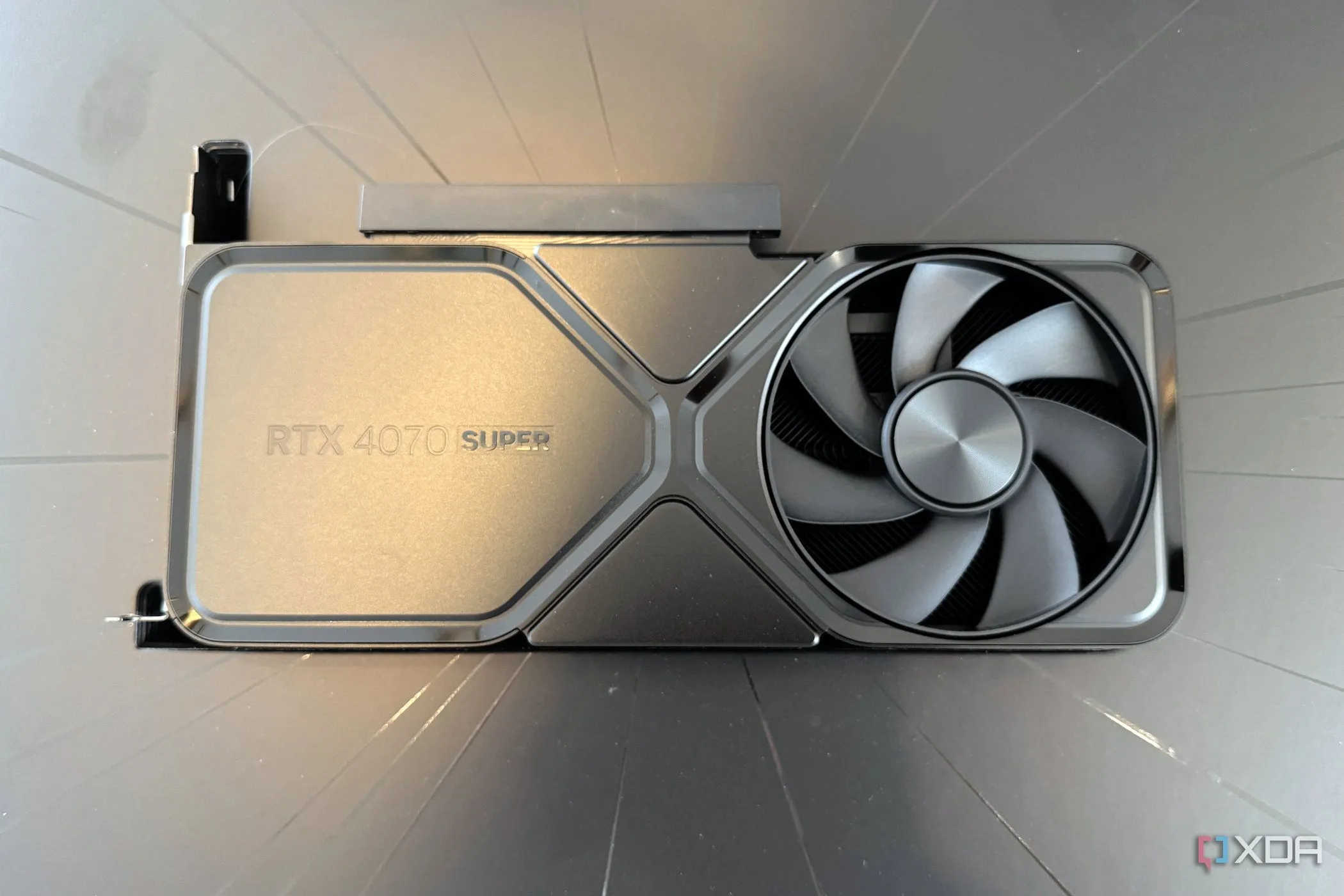 Hộp đựng card đồ họa NVIDIA GeForce RTX 4070 SUPER Founders Edition, đại diện cho một lựa chọn nâng cấp mạnh mẽ để cải thiện trải nghiệm chơi game và đáp ứng yêu cầu của các tựa game AAA mới nhất.