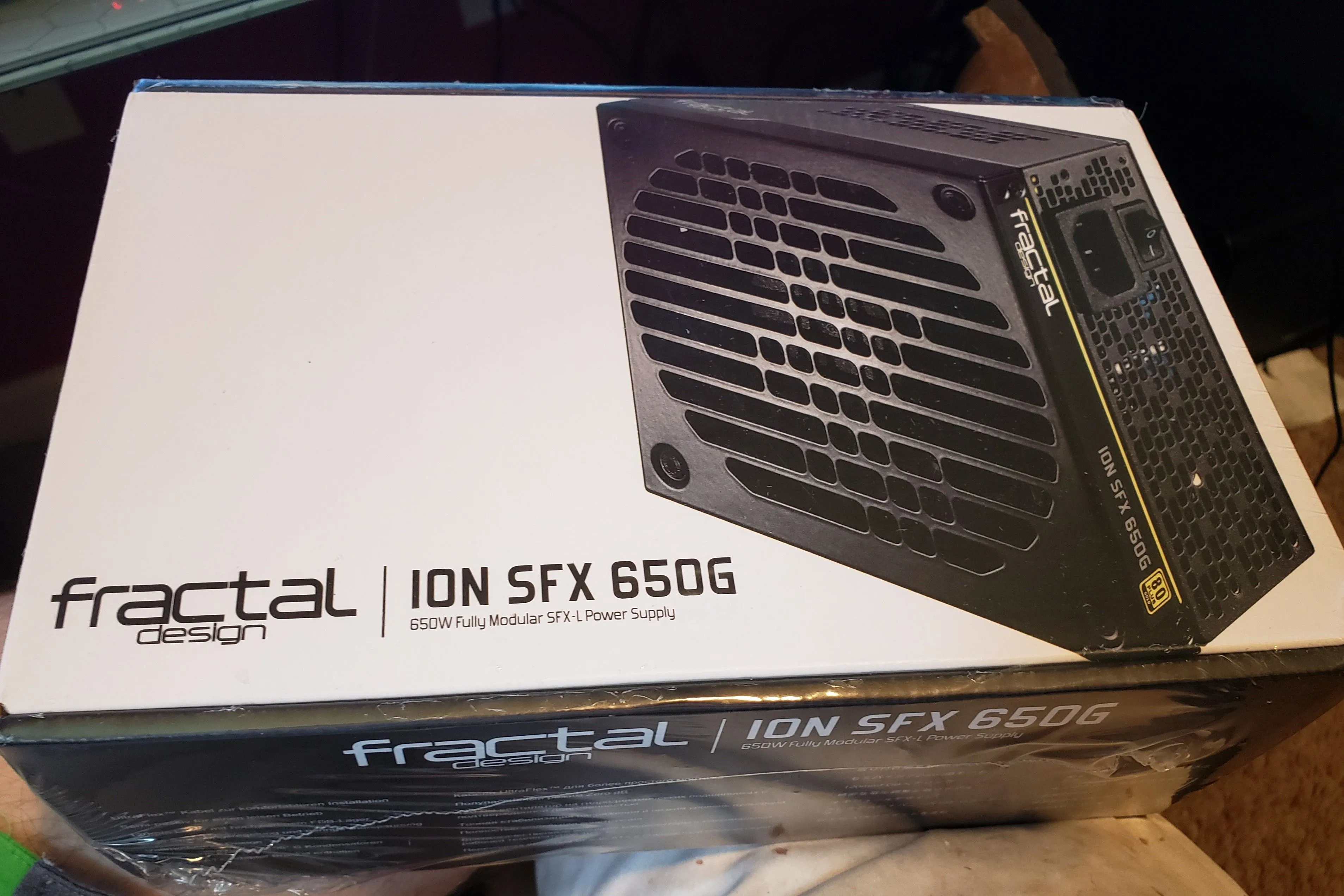 Hộp nguồn máy tính SFX màu đen trắng, minh họa loại nguồn đặc thù và đắt tiền cho PC SFF