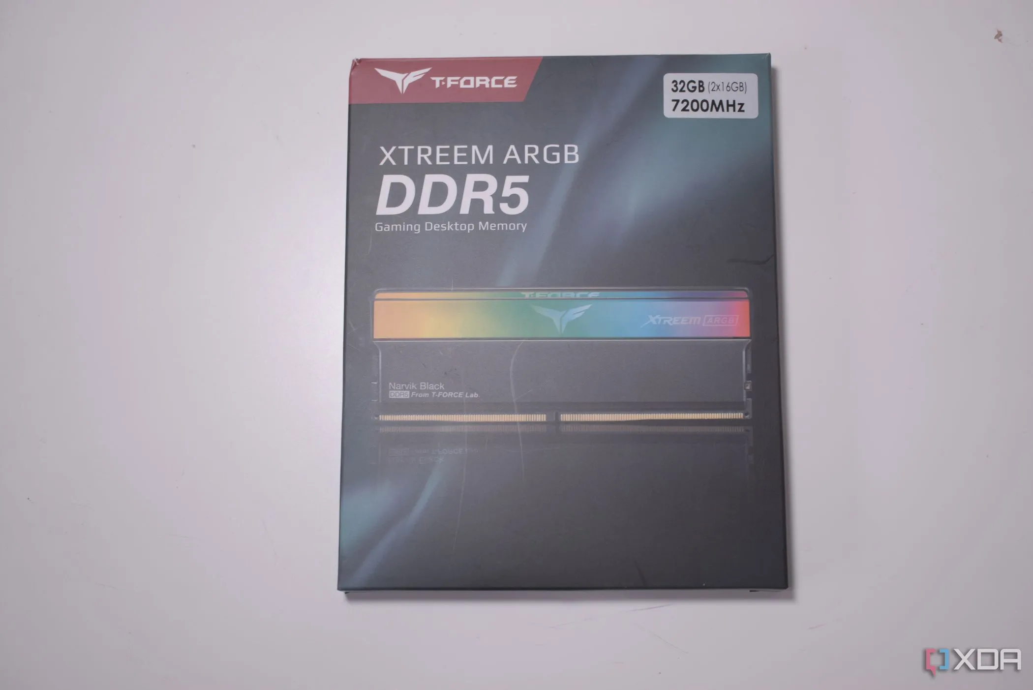 Hộp RAM TeamGroup T-FORCE XTREE ARGB DDR5, thể hiện bao bì sản phẩm RAM.