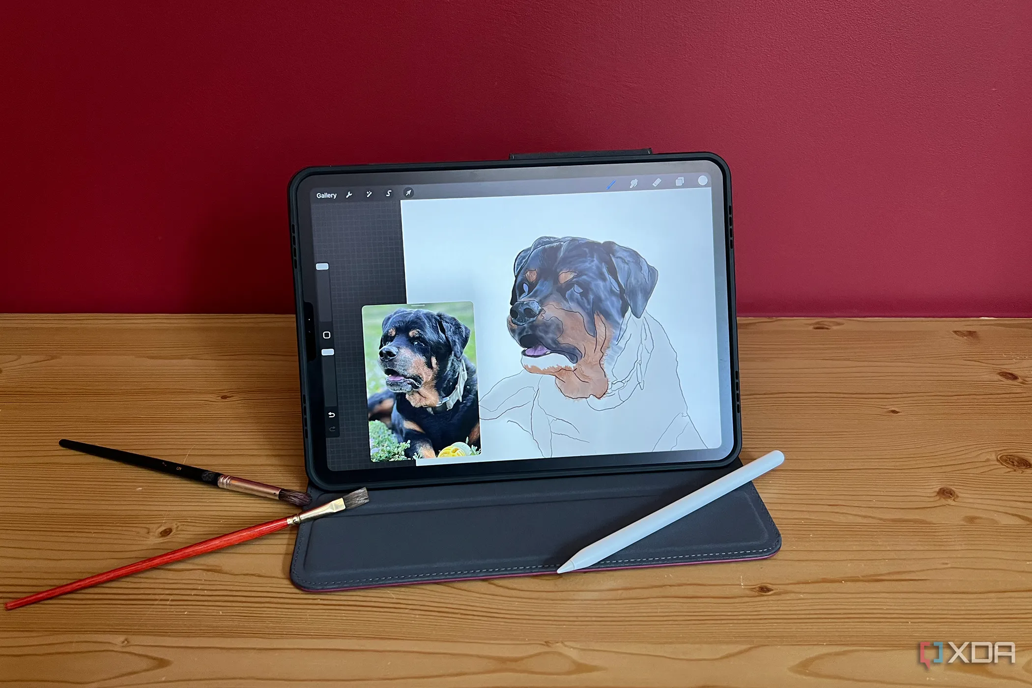 iPad với ứng dụng Procreate, Apple Pencil và cọ vẽ gần đó