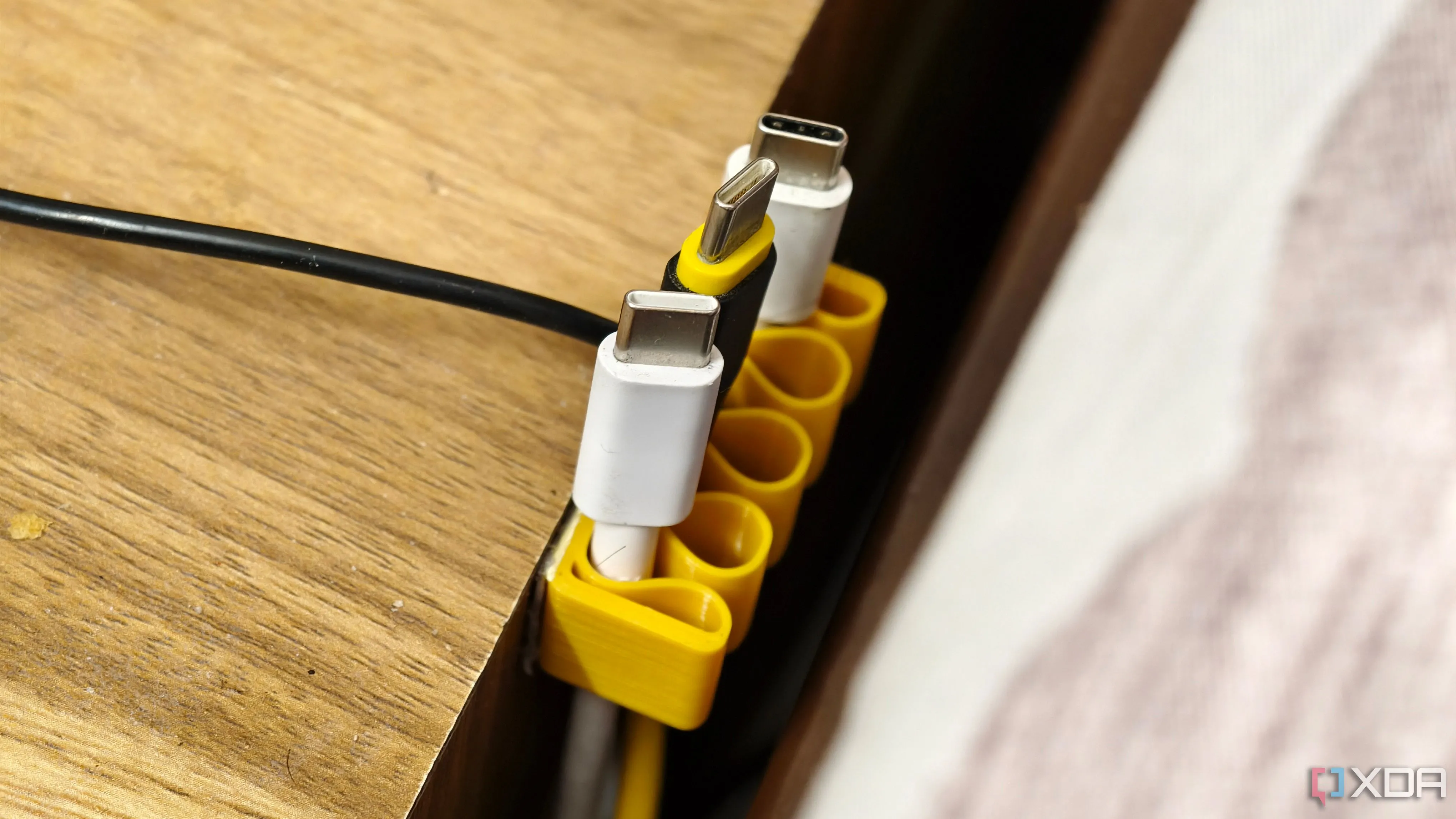 Kẹp cáp in 3D đa năng giúp bàn làm việc gọn gàng
