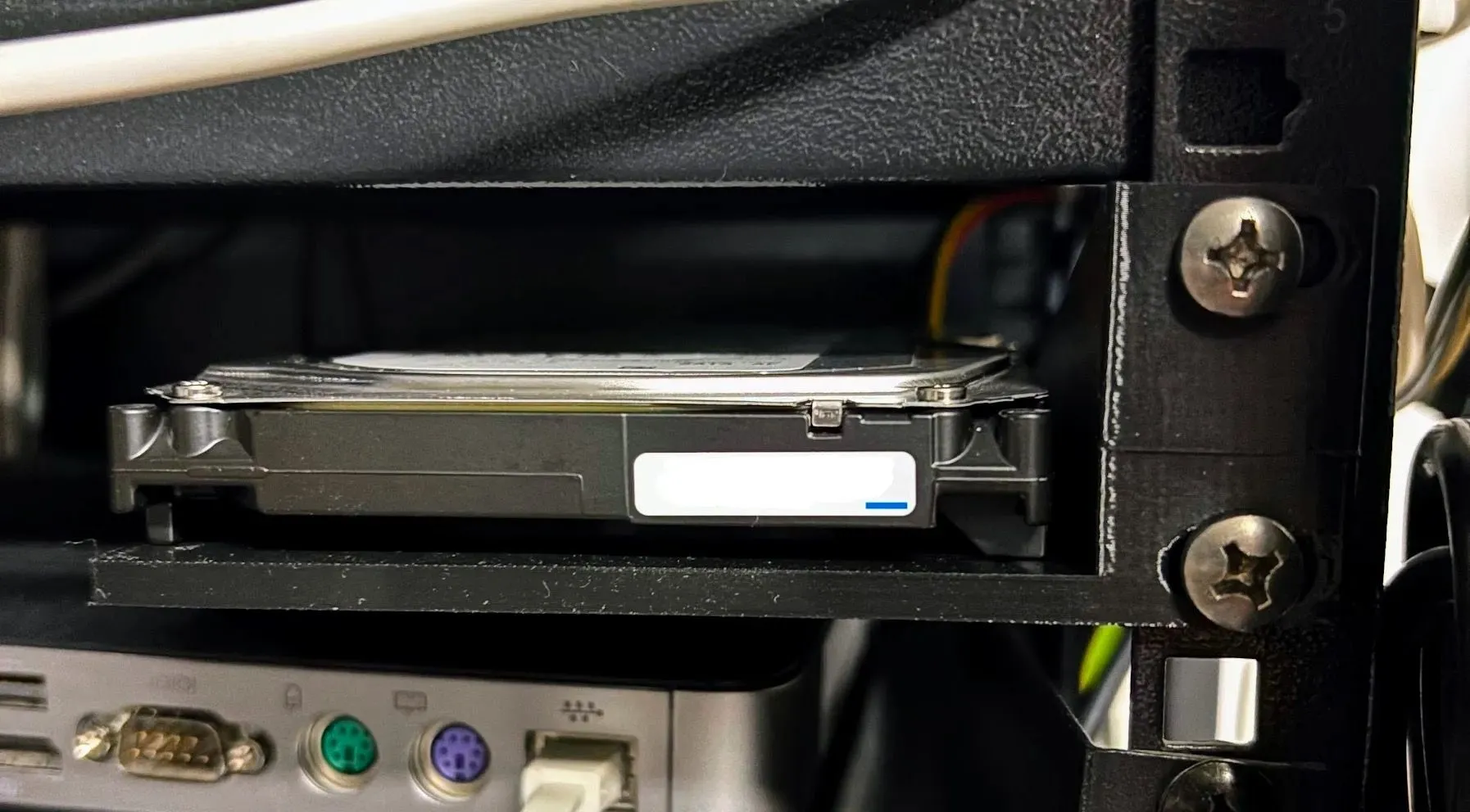 Khay ổ cứng HDD 1U trên tủ rack máy chủ, minh họa giải pháp lưu trữ chuyên nghiệp và hiệu quả chi phí