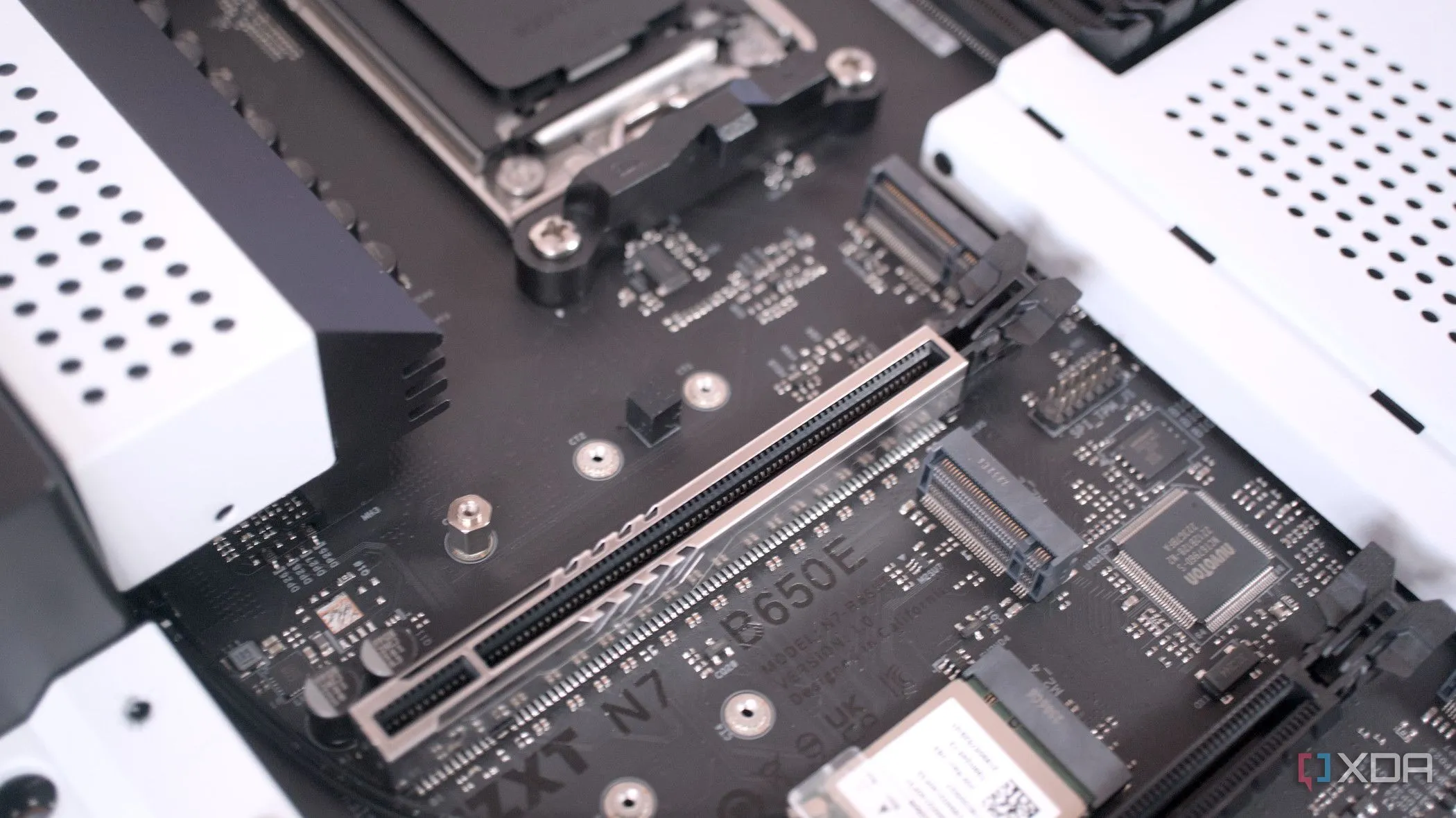 Khe cắm PCIe trên mainboard NZXT N7 B650E với nắp SSD đã tháo
