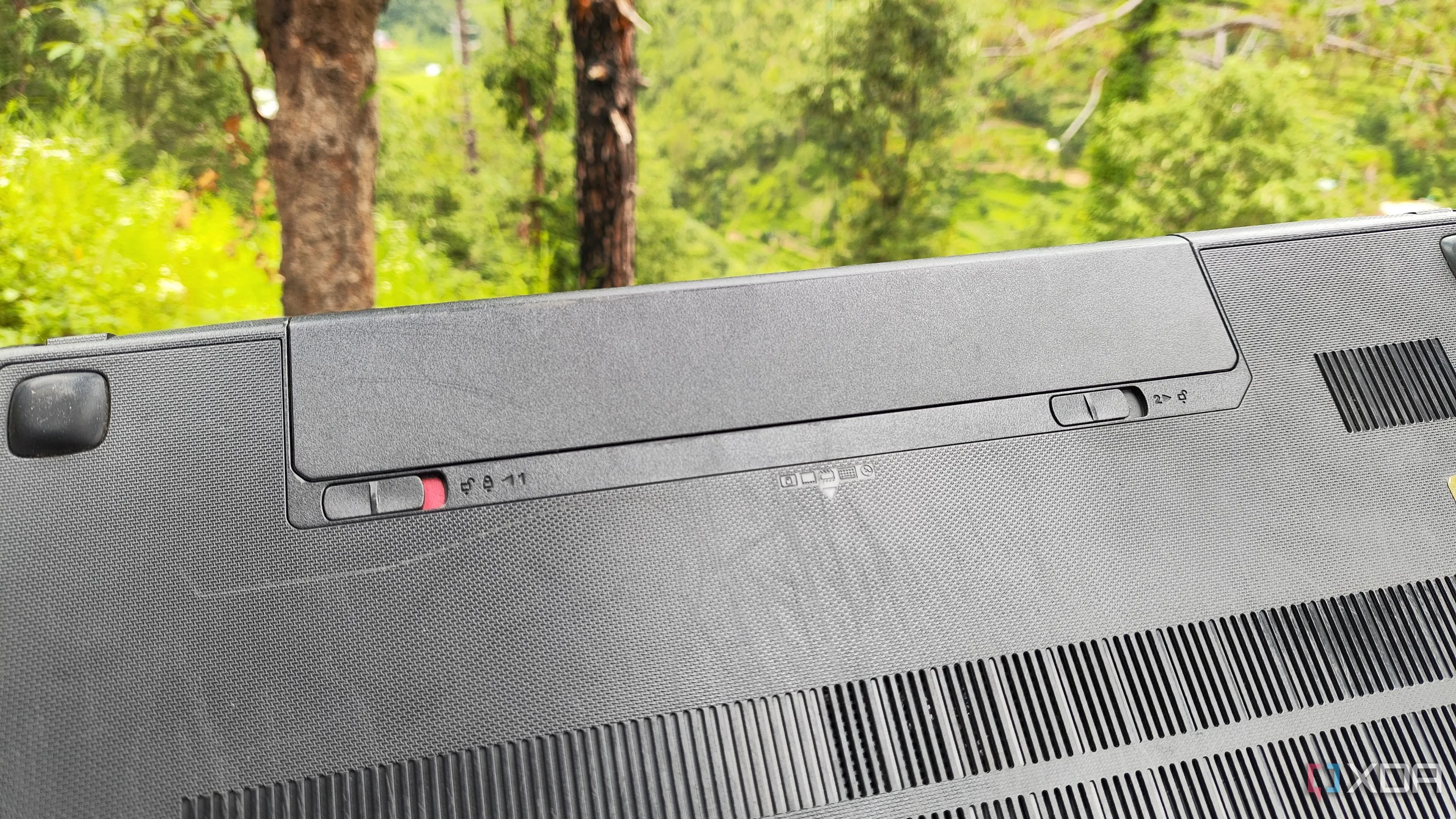 Khe chứa pin của chiếc laptop cũ Lenovo G510, nơi đặt viên pin có thể tháo rời dễ dàng