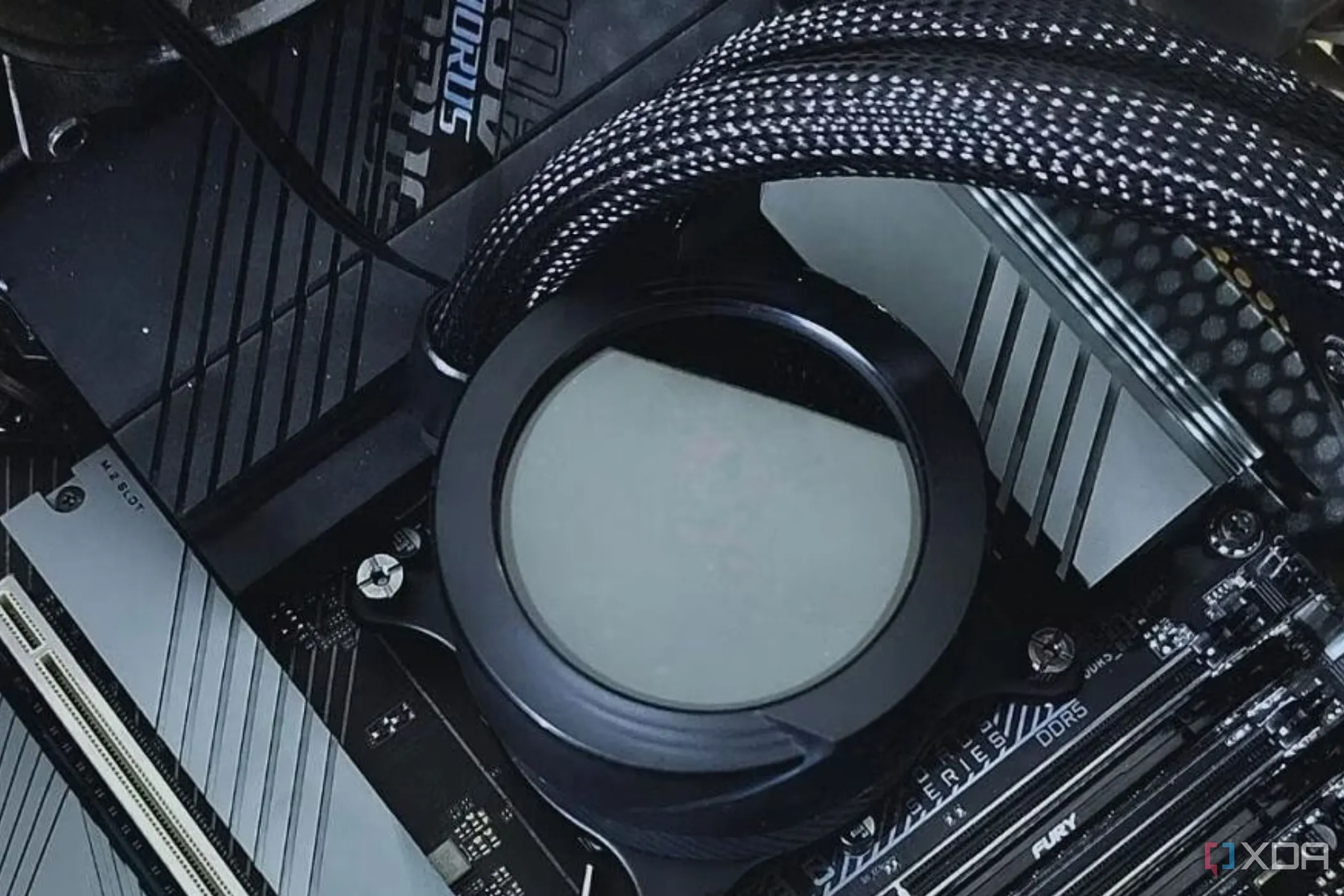 Khối bơm tản nhiệt nước AIO được lắp đặt trên mainboard của PC
