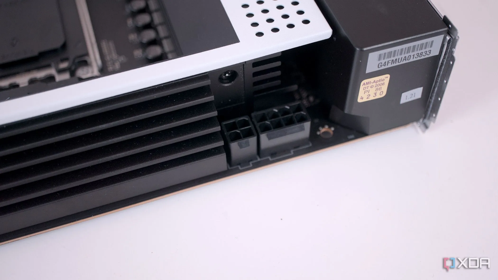 Khu vực cấp nguồn CPU trên bo mạch chủ NZXT N7 B650E với các chân cắm nguồn CPU, kèm tản nhiệt chipset.
