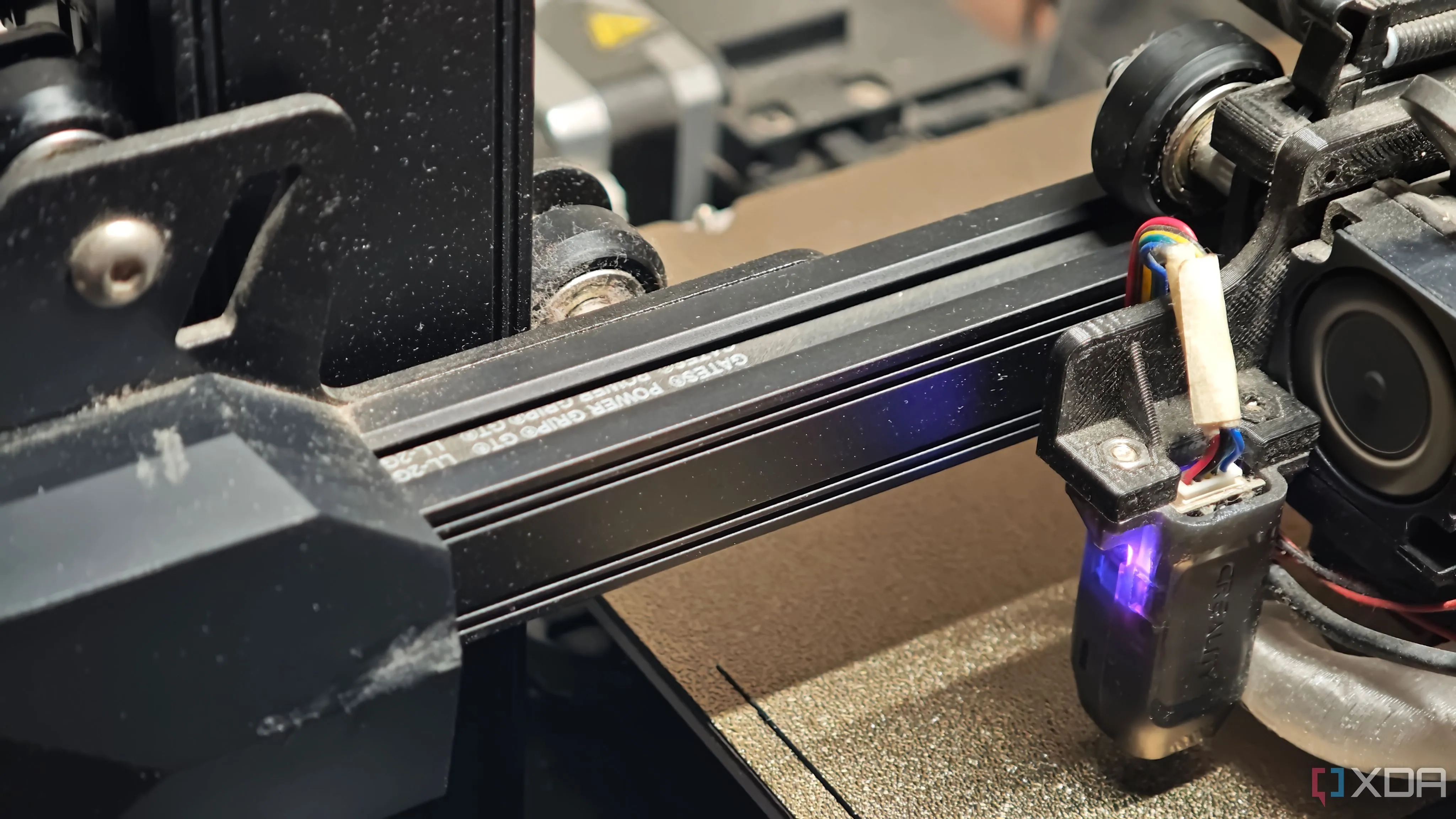 Kiểm tra và điều chỉnh độ căng của dây đai truyền động máy in 3D để tránh tiếng kêu lạ