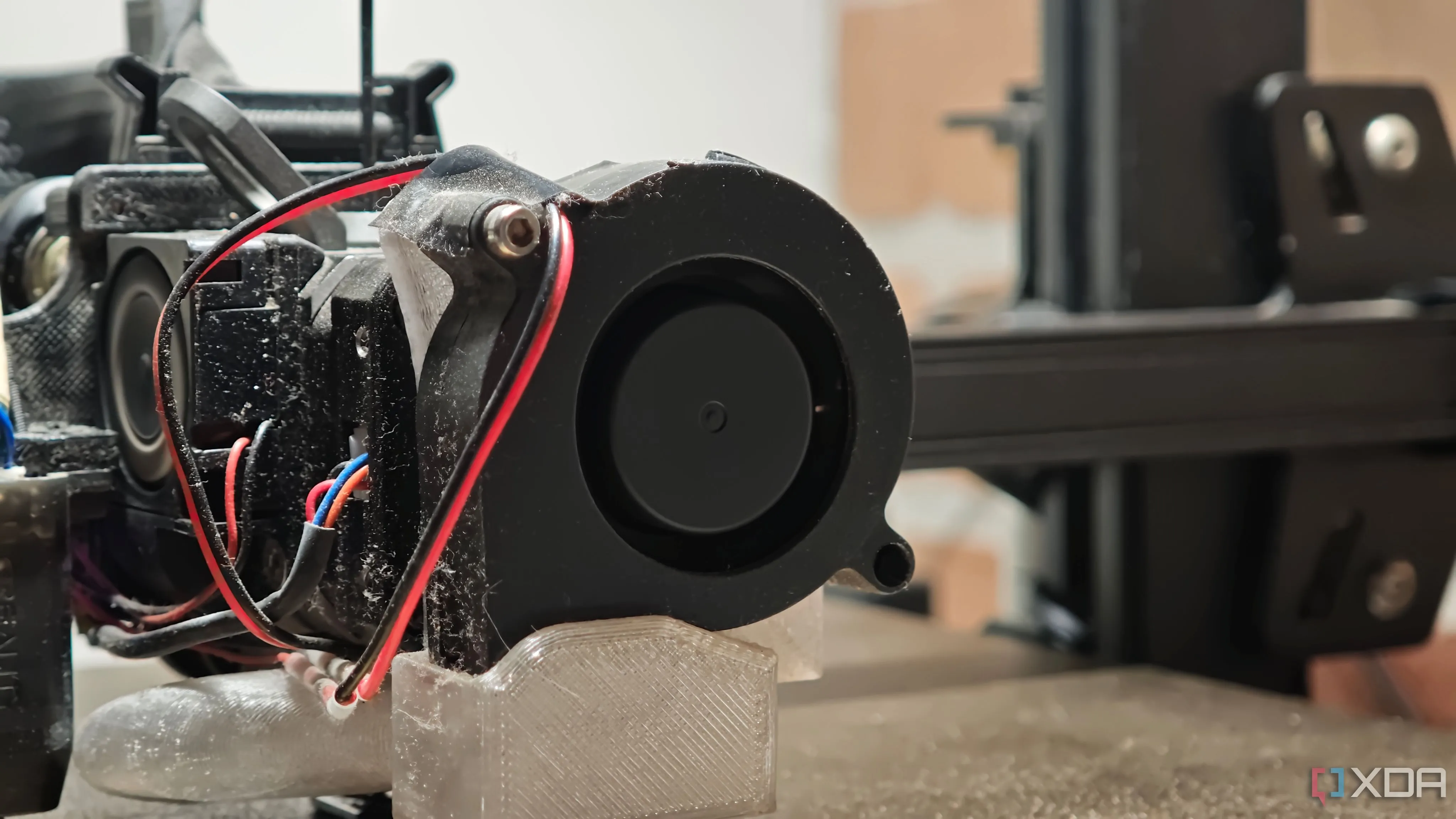 Kiểm tra và loại bỏ vật cản trong quạt tản nhiệt của máy in 3D khi phát ra tiếng ồn lạ