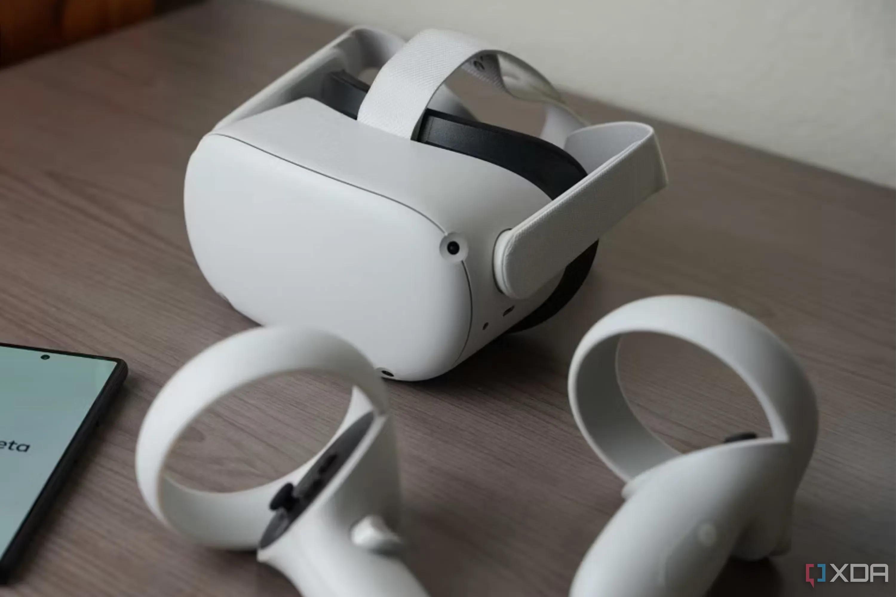 Kính thực tế ảo Meta Quest 2 đặt trên bàn làm việc, liên quan đến thuật ngữ 'VR Ready' trên các linh kiện PC.