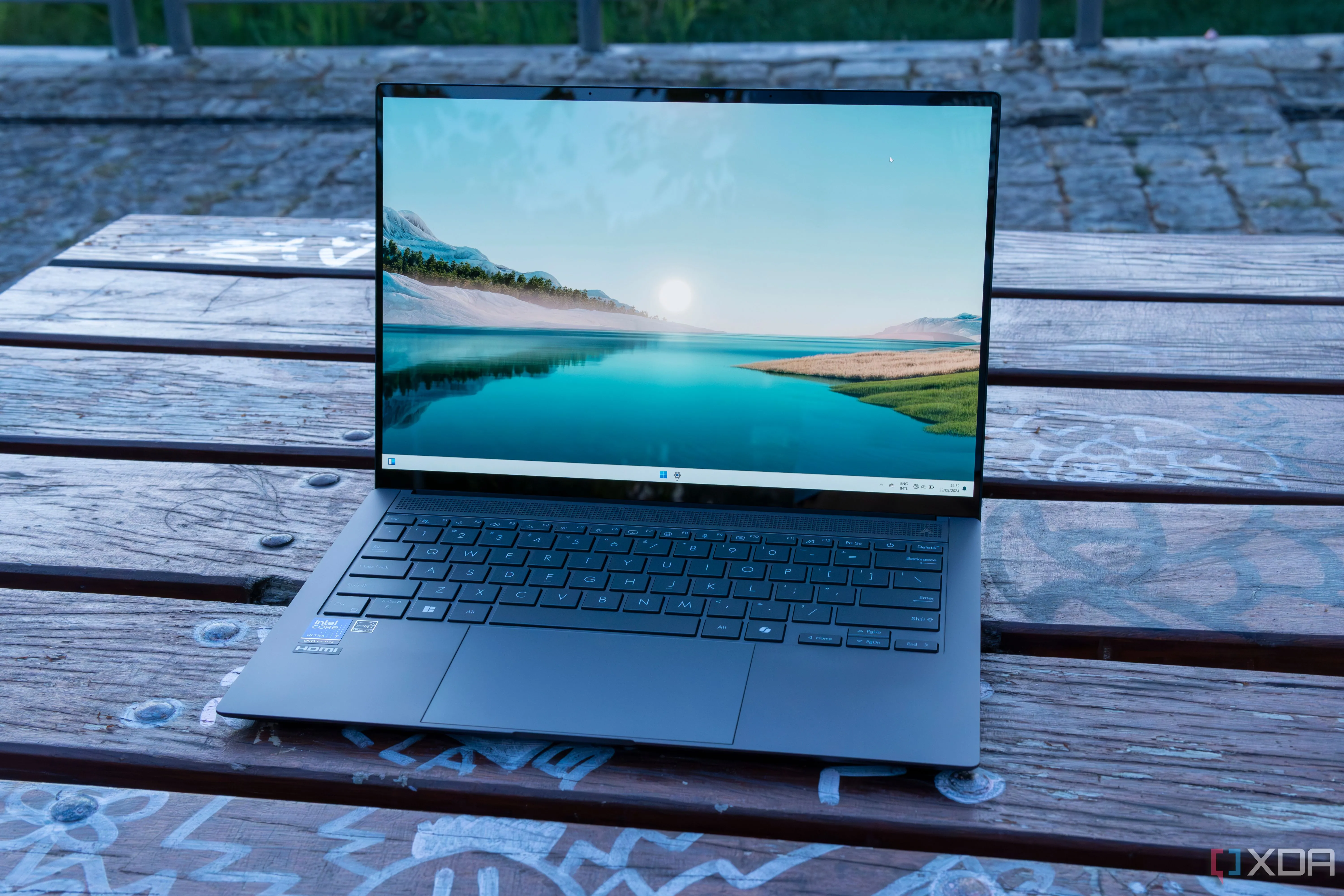 Laptop Asus Zenbook S 14 hiển thị màn hình nền Windows 11 với góc nhìn phía trước