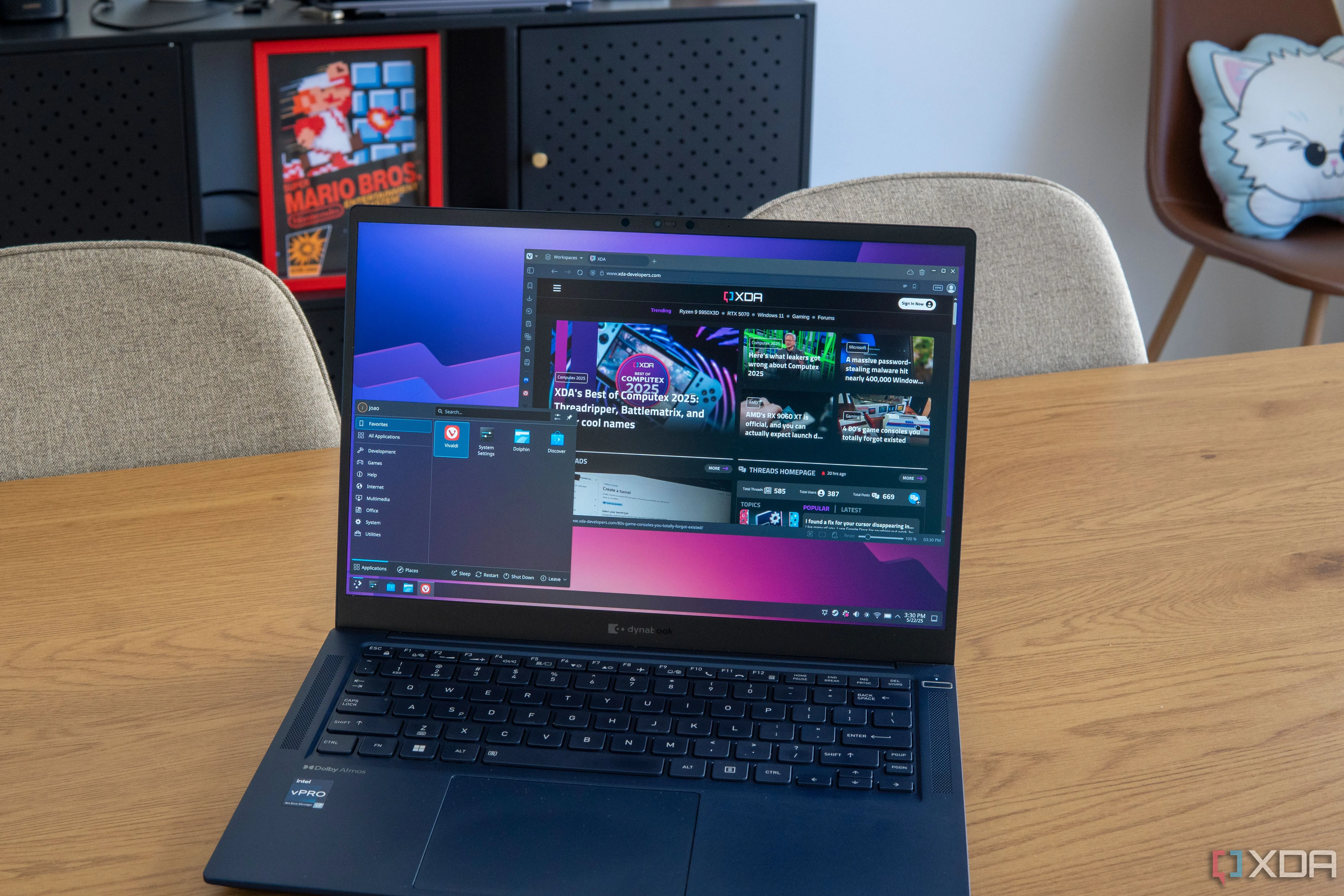 Laptop chạy Arch Linux hiển thị trang web XDA trong trình duyệt Vivaldi, minh họa khả năng của Linux