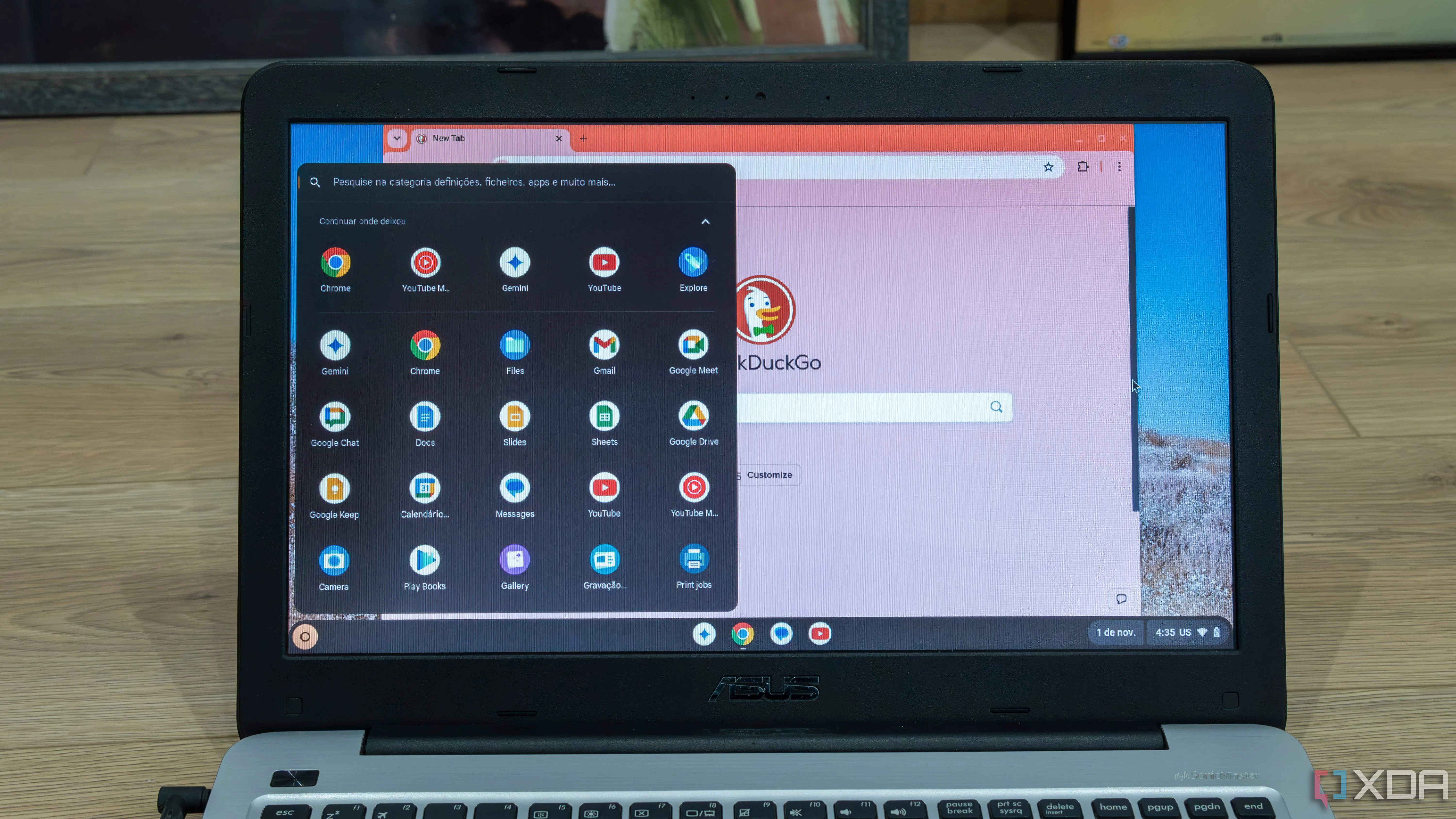 Laptop chạy ChromeOS Flex với cửa sổ trình duyệt Chrome và trình khởi chạy ứng dụng