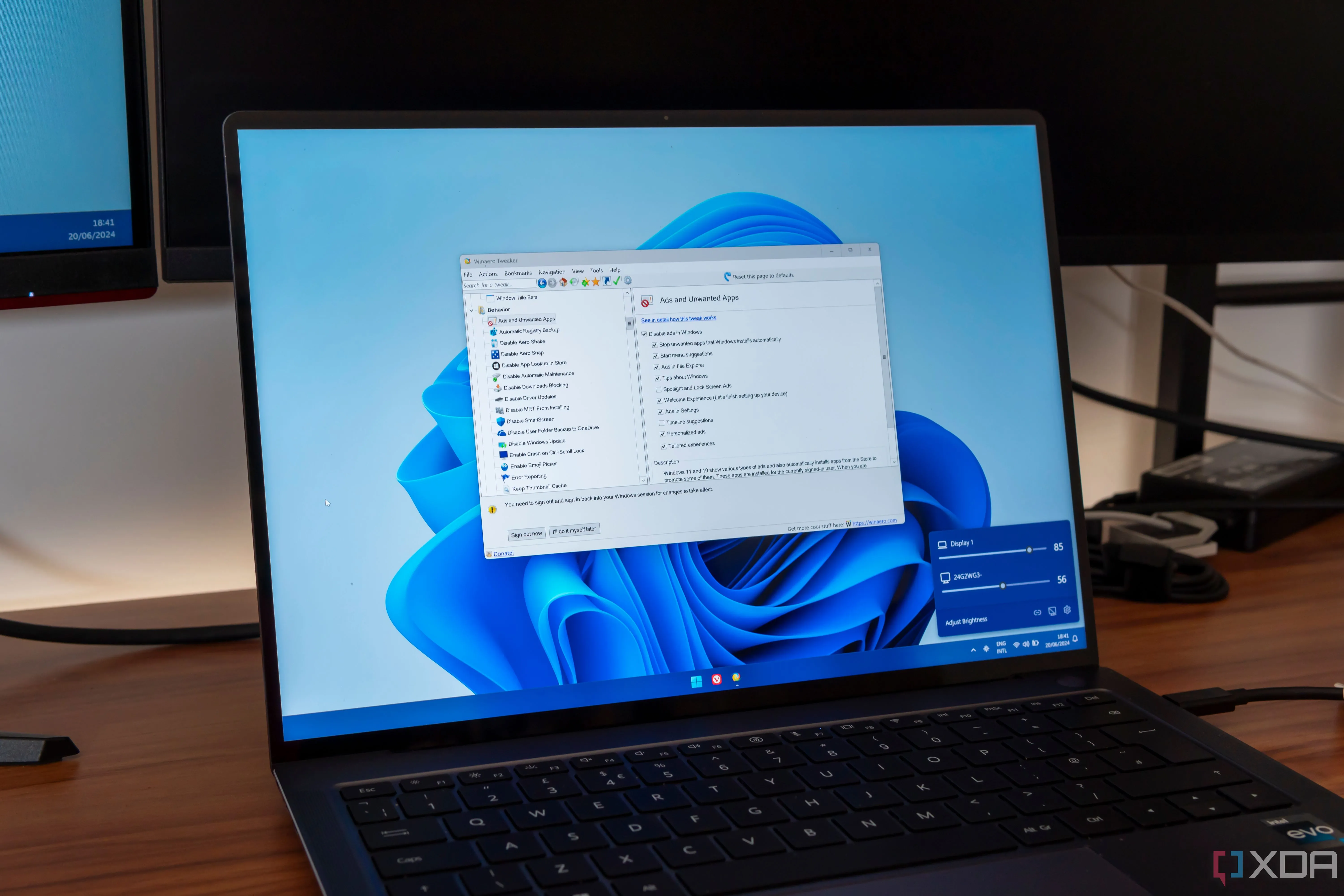 Laptop chạy Windows 11 với nhiều ứng dụng đang mở, minh họa trải nghiệm người dùng