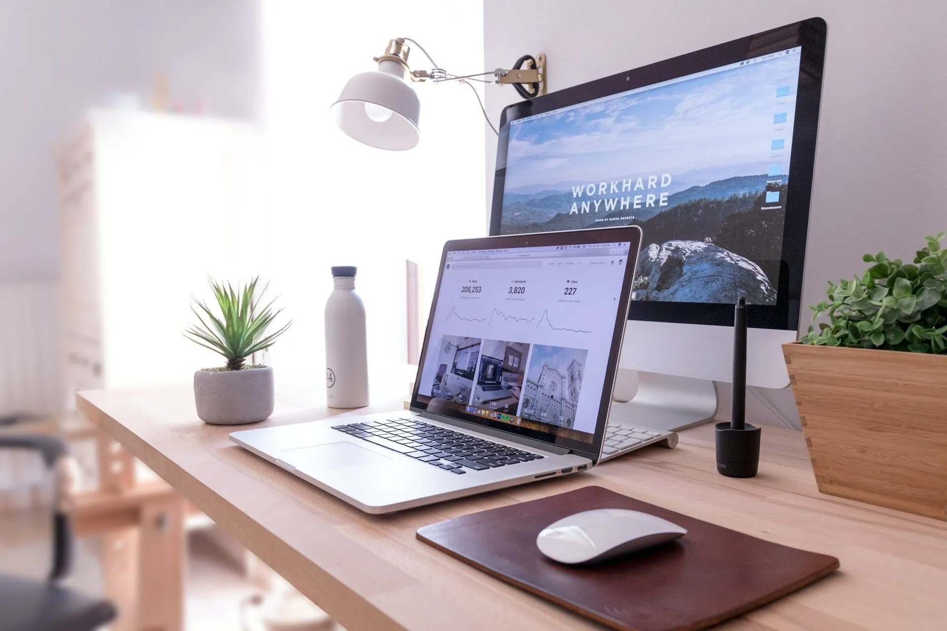 Laptop đặt trước màn hình máy tính lớn, minh họa khả năng sử dụng TV LG C3 làm màn hình phụ.